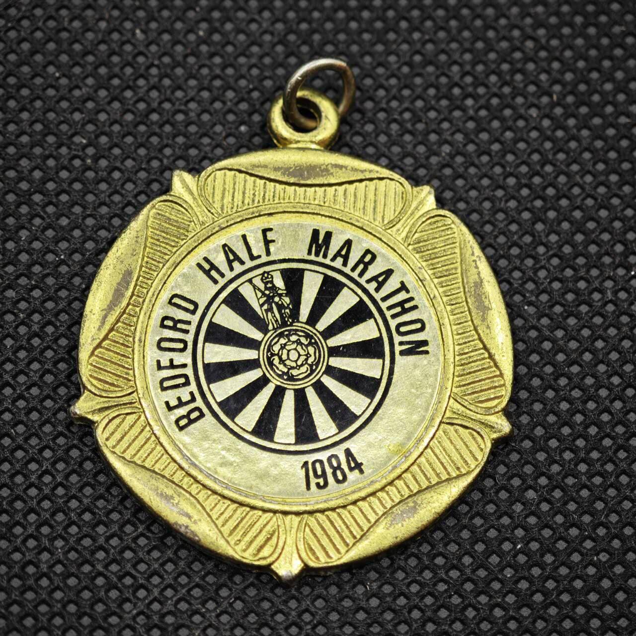 【淘币小摊】限时拍第八百一十六拍  纪念章场  满百包邮可预留两周  周一统一发货   1984年贝德福德半程马拉松完赛奖章直径38mm