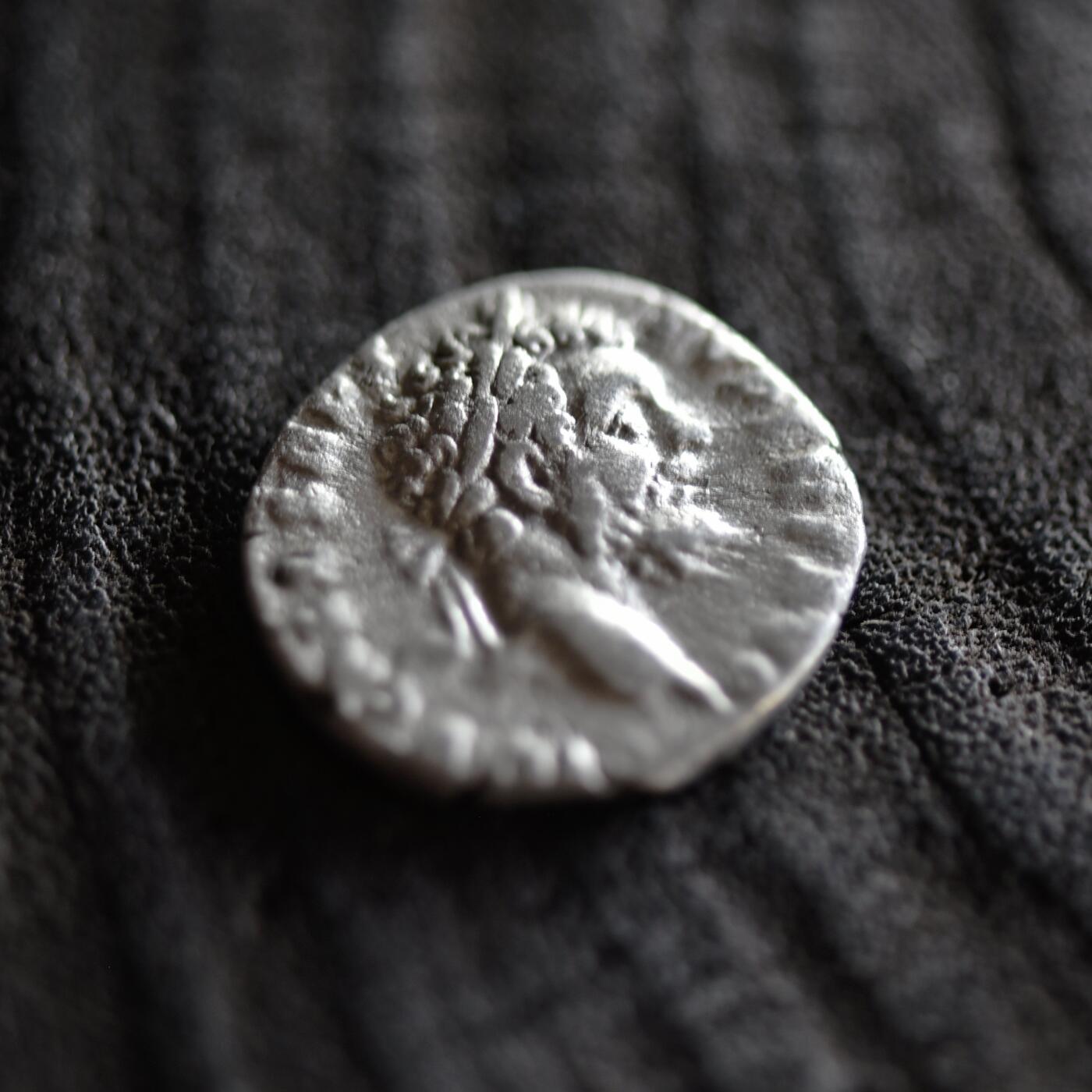 【良泉】【元旦直播场】1月1日晚19.30点开拍！208组西方古代钱币、日本朝鲜花钱 公元194-195年【古罗马】塞普提米乌斯·塞维鲁，背慷慨女神（既是一种美德，也是一种帝国宣传手段，由一位女神化身，代表皇帝向公众赠送礼物（congiarium）2.96克