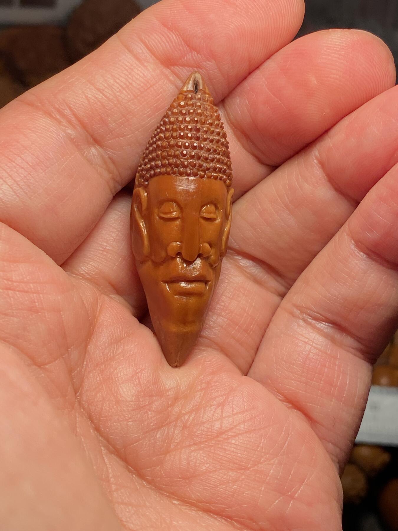 中国非物质文化遗产，苏工核雕 福利苏工核雕，纯手工雕刻，老苏工柳叶佛头，个性十足，等待有缘人尺寸1。6x4.7喜欢的来