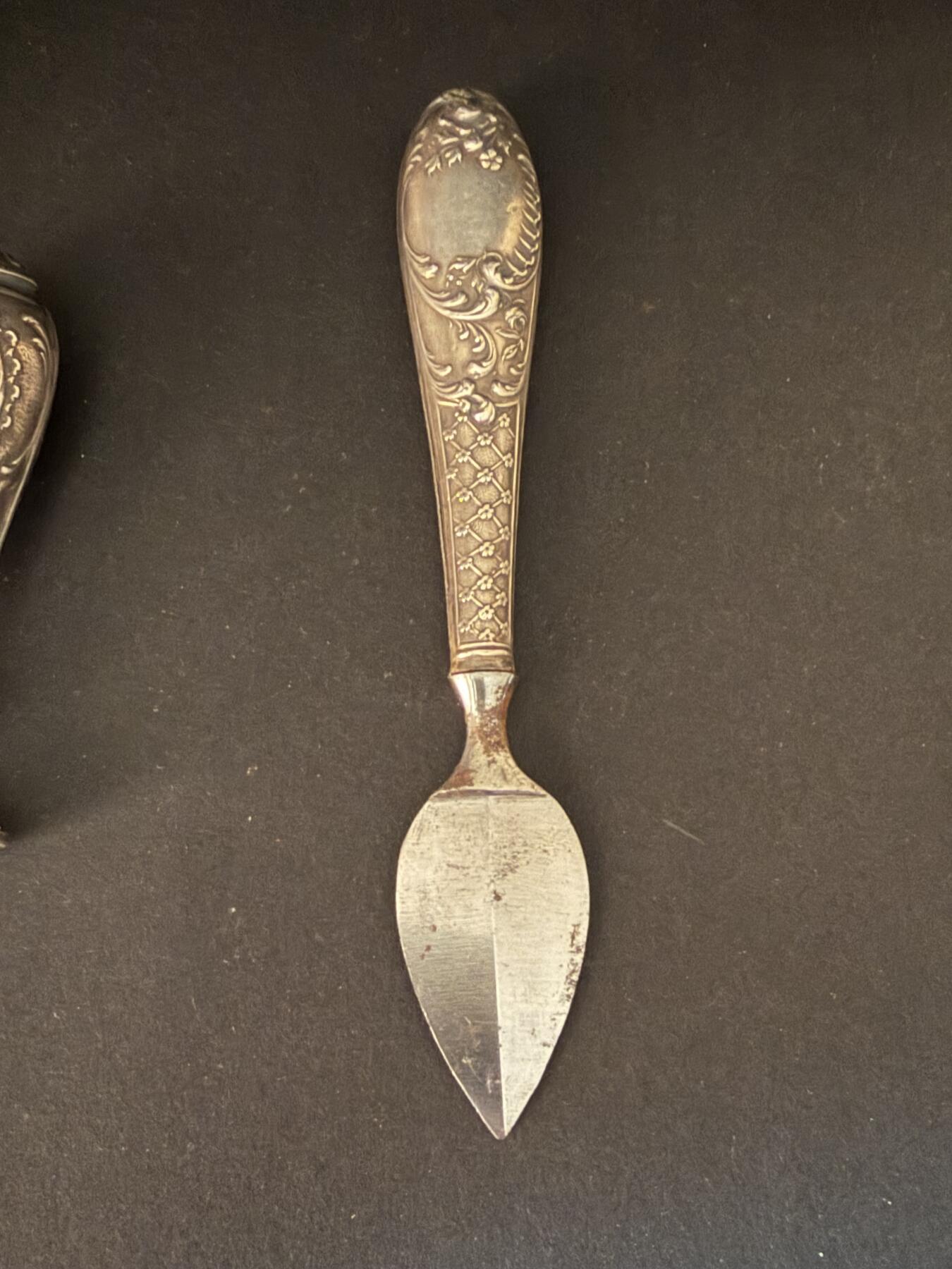 海外回流精品拍卖 法国回流纯银火漆印章与拆信刀套装 火漆印章尺寸：刀长约7.2cm，重18.5cm；拆信刀尺寸：12.6cm，20g。 雕花工艺精美。