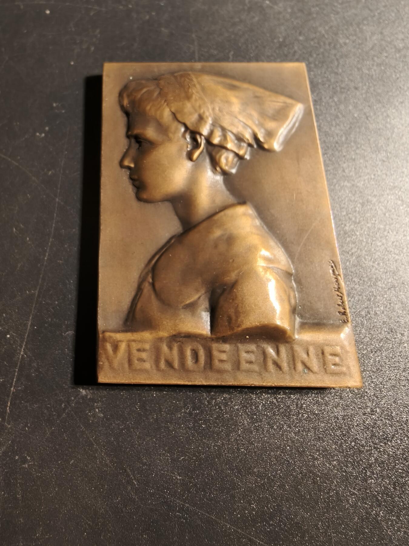 老王徽章第167期 法国旺代传统女性方形大铜章     高浮雕     尺寸63×40mm.    重量111.4g