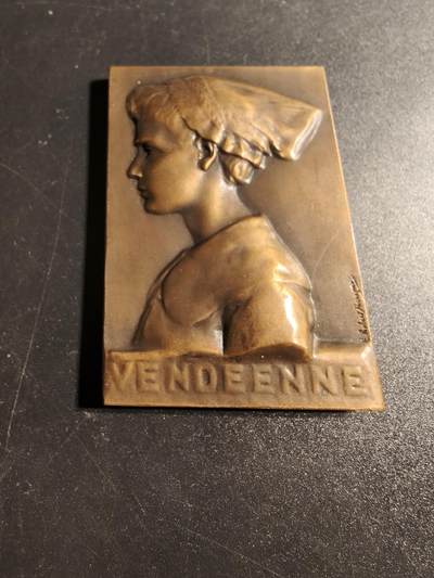 老王徽章第167期 - 法国旺代传统女性方形大铜章     高浮雕     尺寸63×40mm.    重量111.4g