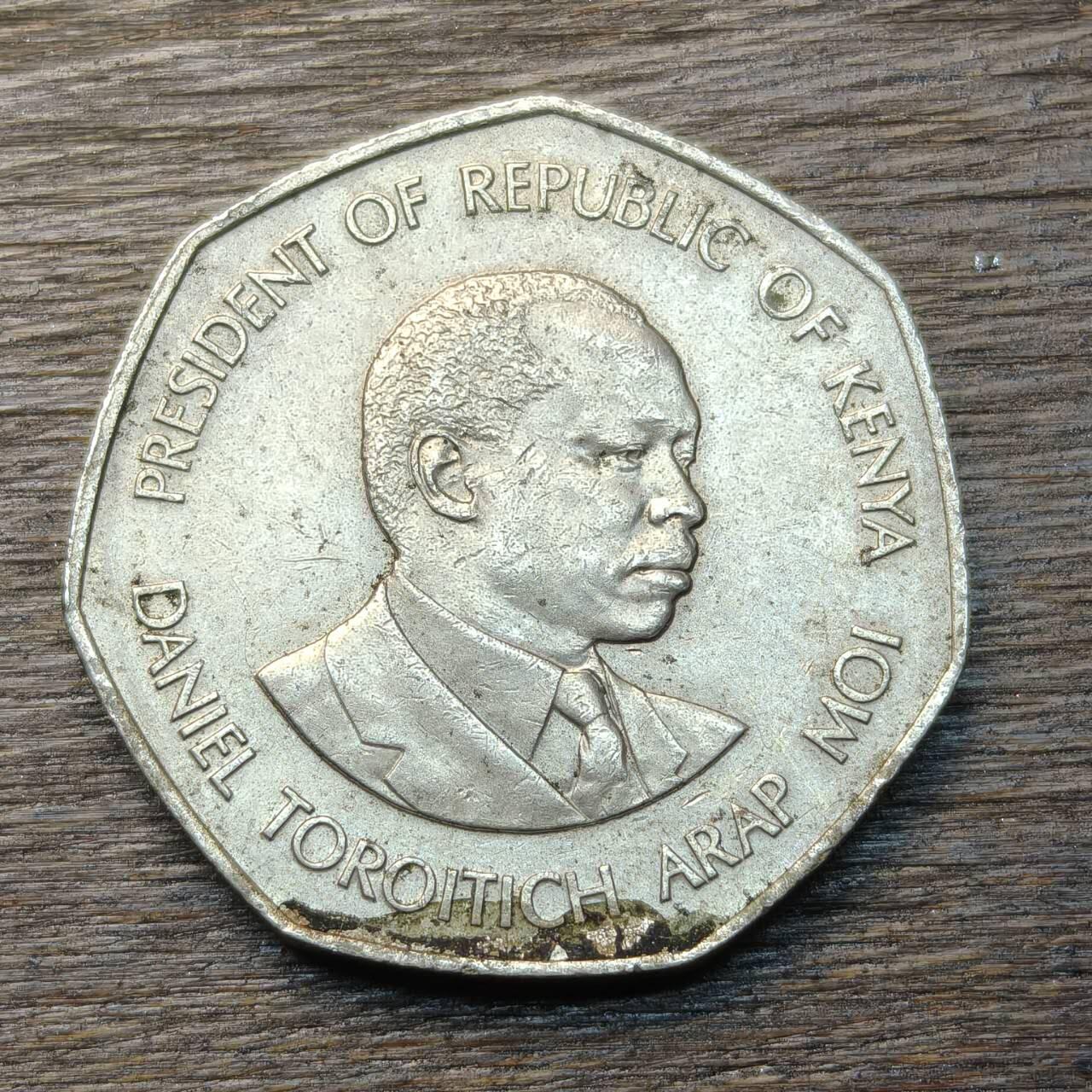 【铜匠收藏】★第134场★散币场，无佣金，30包邮。不满30元，支付5元运费。《接受代拍 代送NGC评级》 肯尼亚1985年 5先令 铜镍币