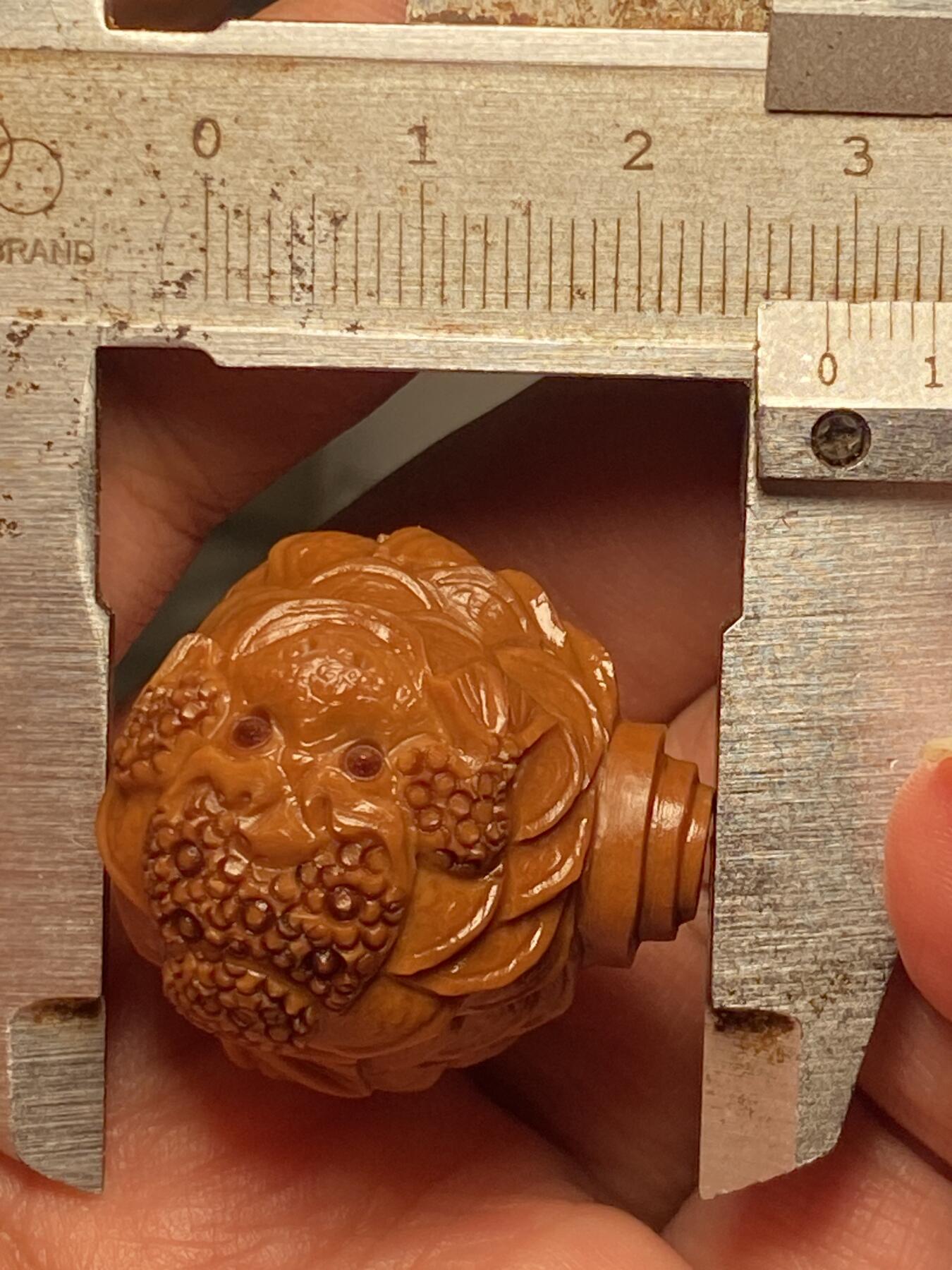 中国非物质文化遗产，苏工核雕 福利苏工核雕，纯手工雕刻，老苏工舟山村第一大金蟾三通，个性十足，等待有缘人，市场无同款，尺寸2。7x2.85喜欢的来