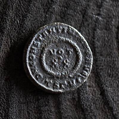 【良泉】【2025年最后一场】12月18日晚19.30点开拍！188组【直播场】西方古代钱币、丝路杂项、印章！ - 公元320年【古罗马】君士坦丁大帝“誓愿二十年”铜币，萨塞洛尼基亚造币厂，2.93克