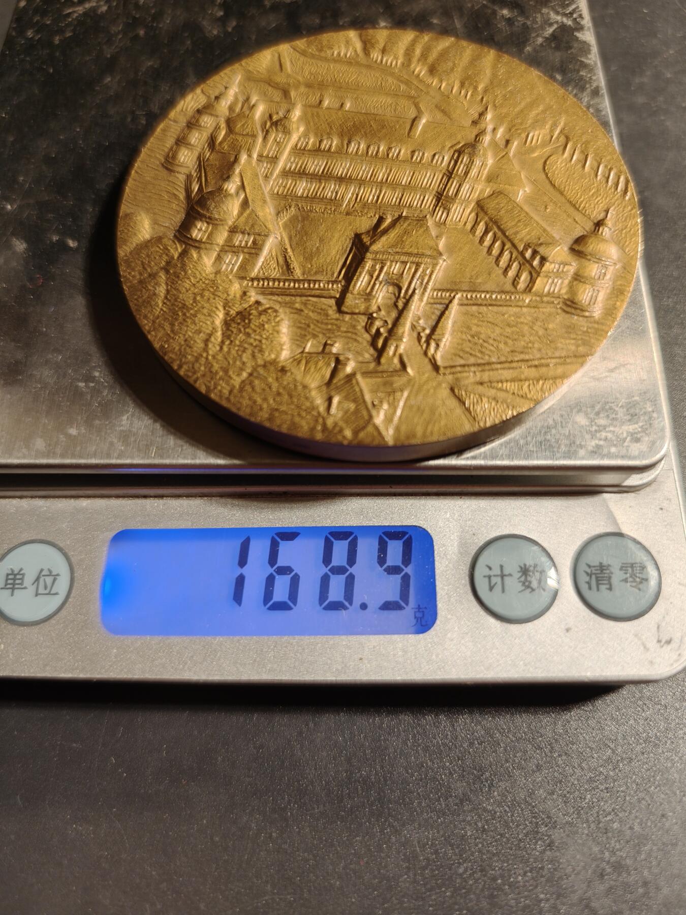 老王徽章第167期 法国勃艮第大区坦莱城堡大铜章     直径68mm.    重量168.9g.      坦莱城堡以其文艺复兴时期的建筑风格和壁画而闻名