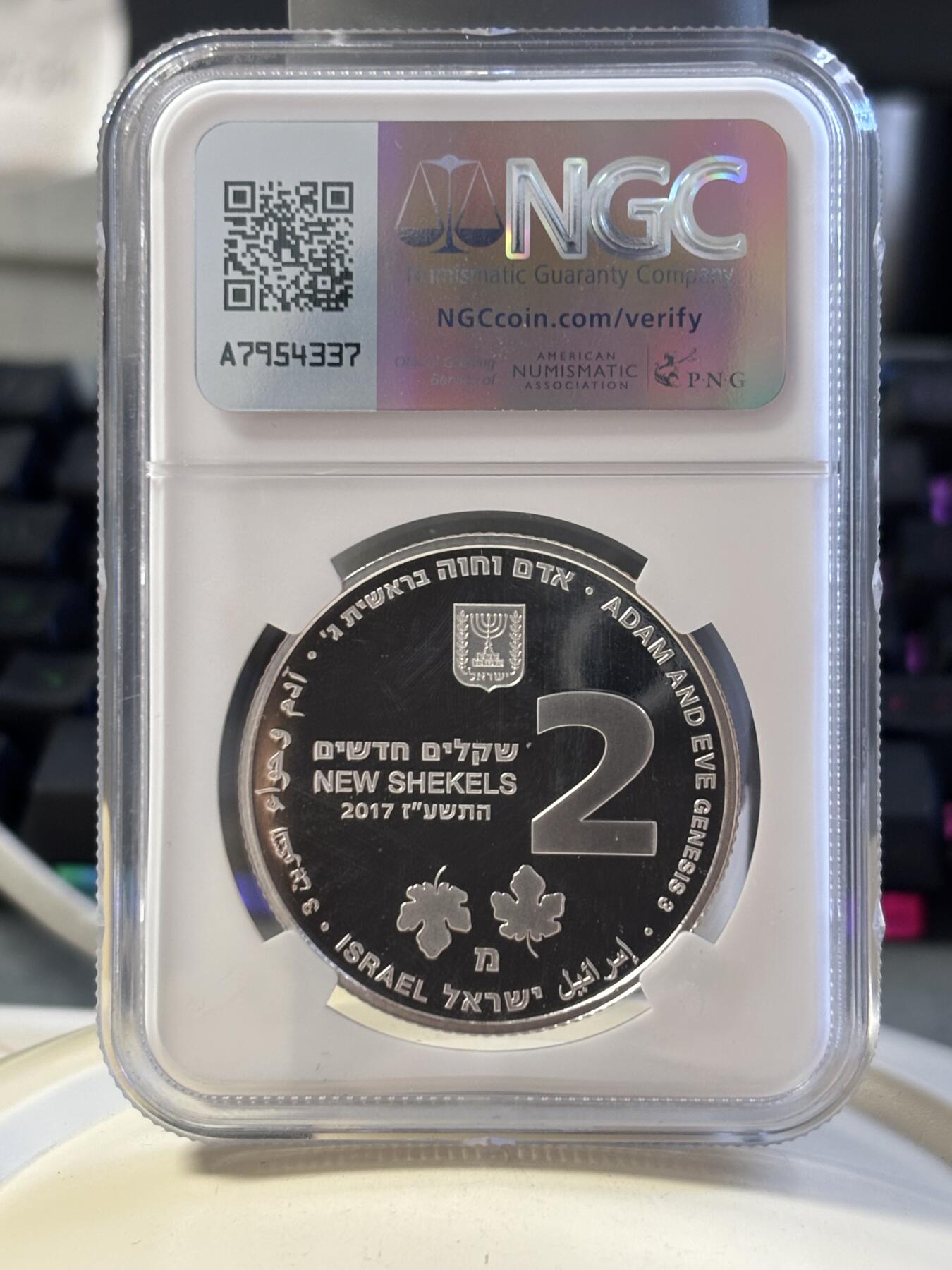 第183期拍卖 以色列2017年圣经系列亚当和夏娃2新谢克尔PROOF银币NGC PF69UC，发行量2800枚，999银。正面通过精制与磨砂工艺反差効果将亚当和夏娃在苹果叶中体现出爱的寓意。