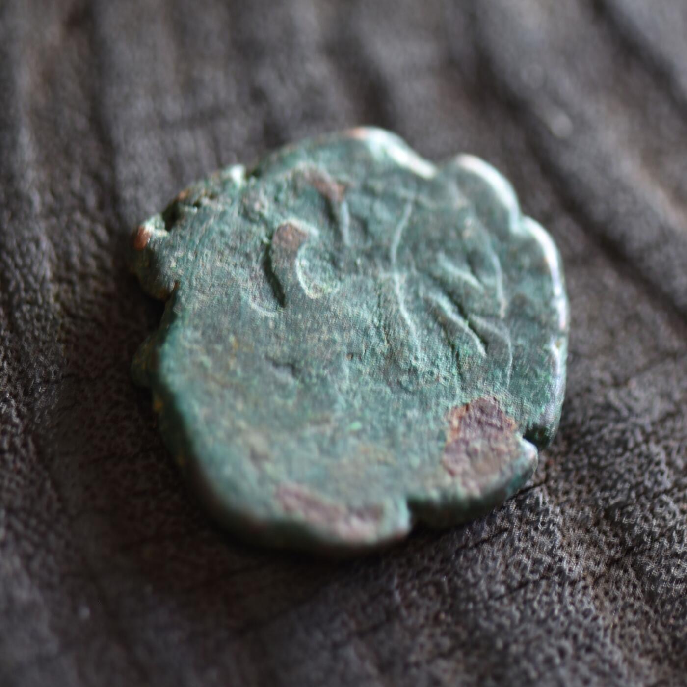 【良泉】【2025年最后一场】12月18日晚19.30点开拍！188组【直播场】西方古代钱币、丝路杂项、印章！ 约1780-1850年【阿富汗】自治地区打制“弯刀”法鲁斯铜币，6.3克