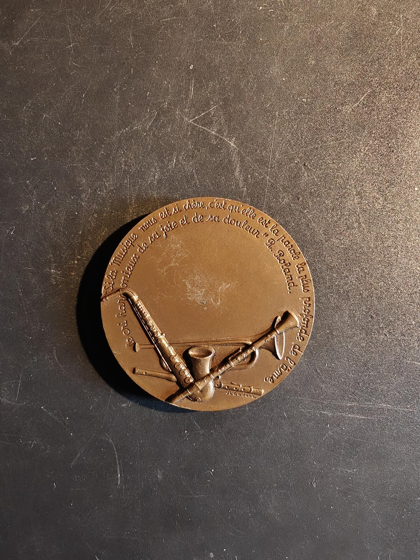 老王徽章第167期 法国芒特拉维尔市音乐协会大铜章     直径90mm.    重量72.4g