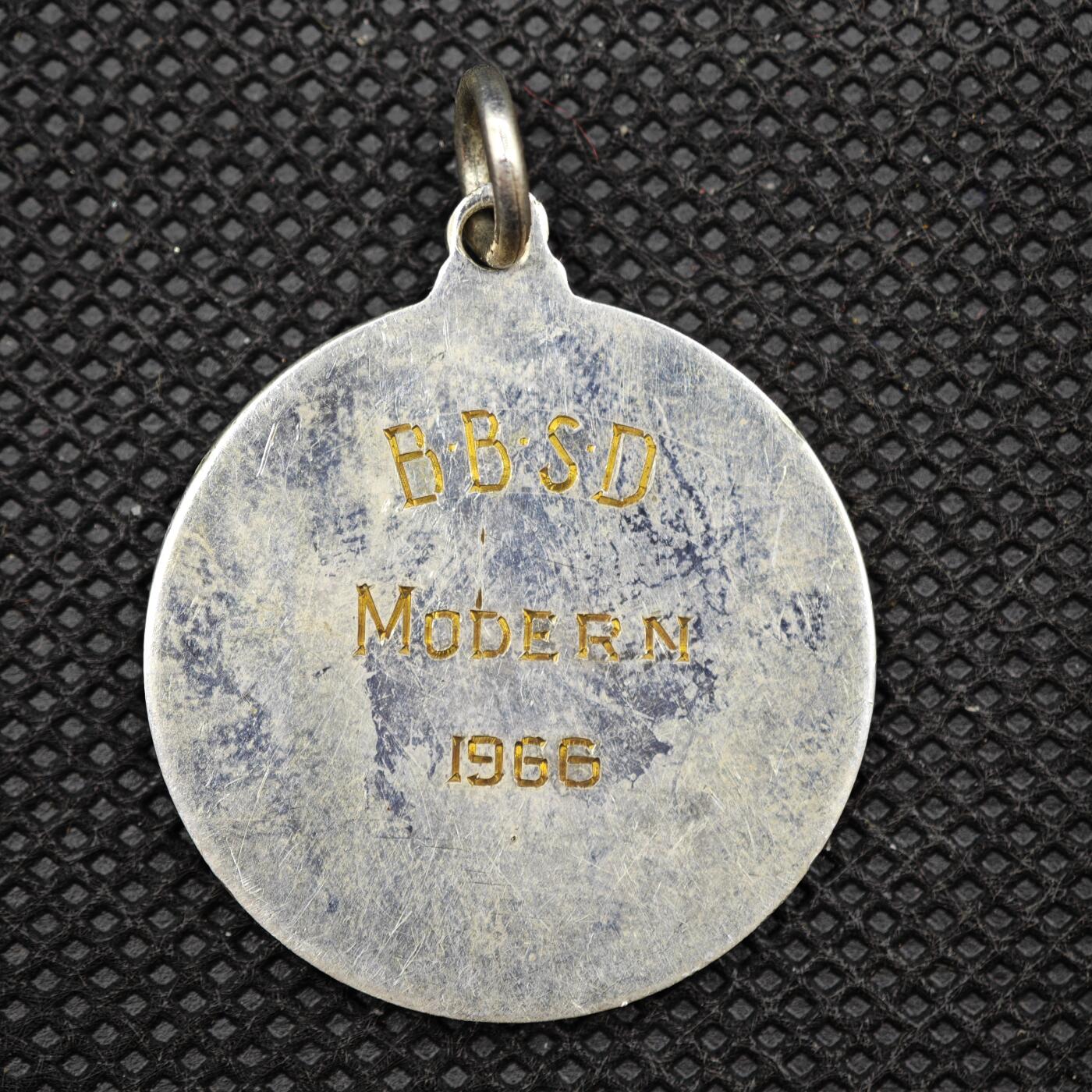 【淘币小摊】限时拍第八百一十六拍  纪念章场  满百包邮可预留两周  周一统一发货  英国1966年B.B.S.D“友好精神”纪念章直径29mm