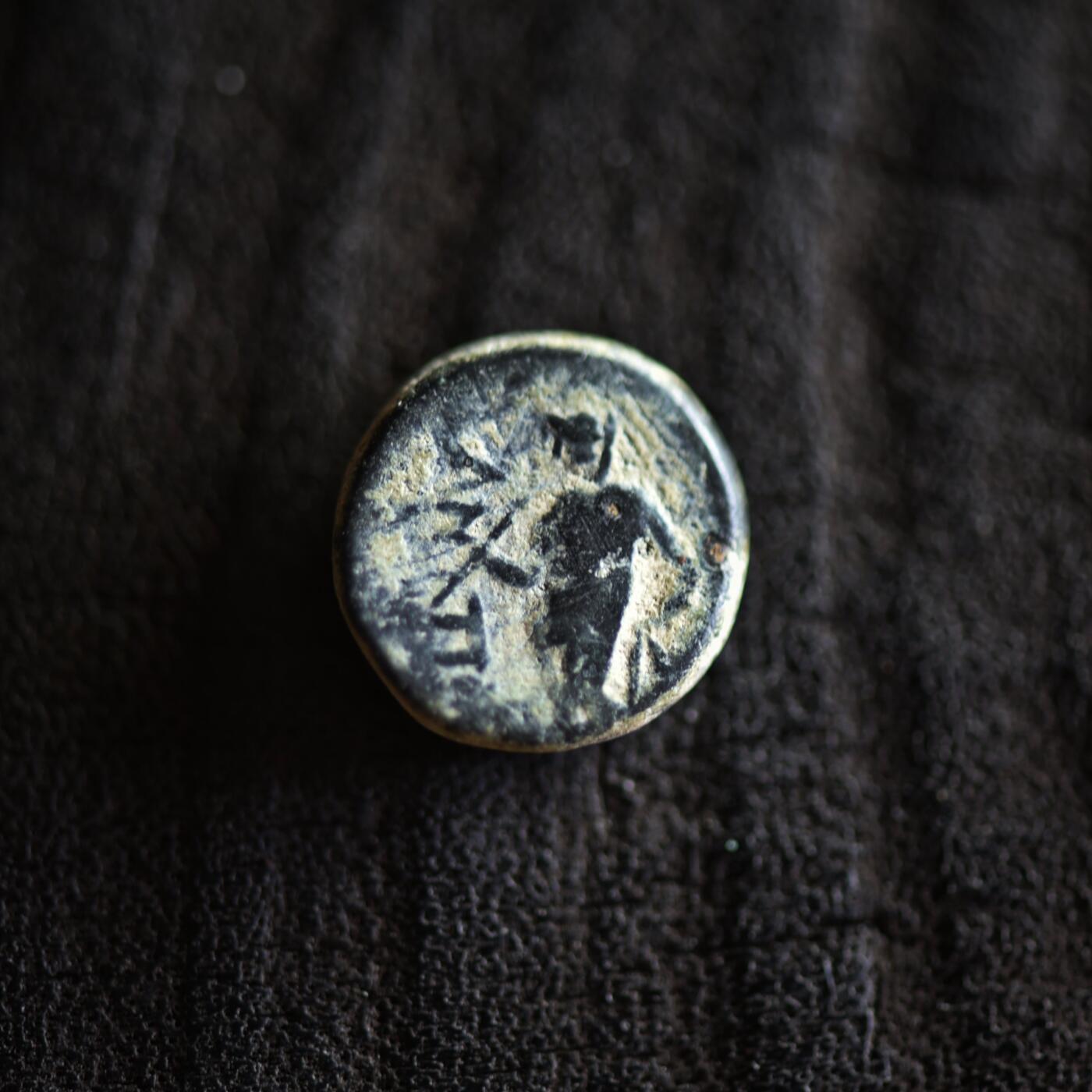 【良泉】【2025年最后一场】12月18日晚19.30点开拍！188组【直播场】西方古代钱币、丝路杂项、印章！ 【沙漠坑 黑漆古】公元前1世纪【古希腊】阿波罗铜币，2.13克