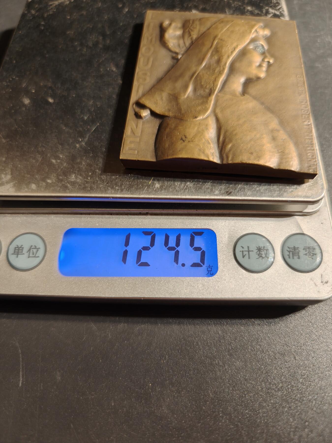 老王徽章第167期 法国利摩日传统女性方形大铜章     高浮雕     尺寸64×48mm.    重量124.5g