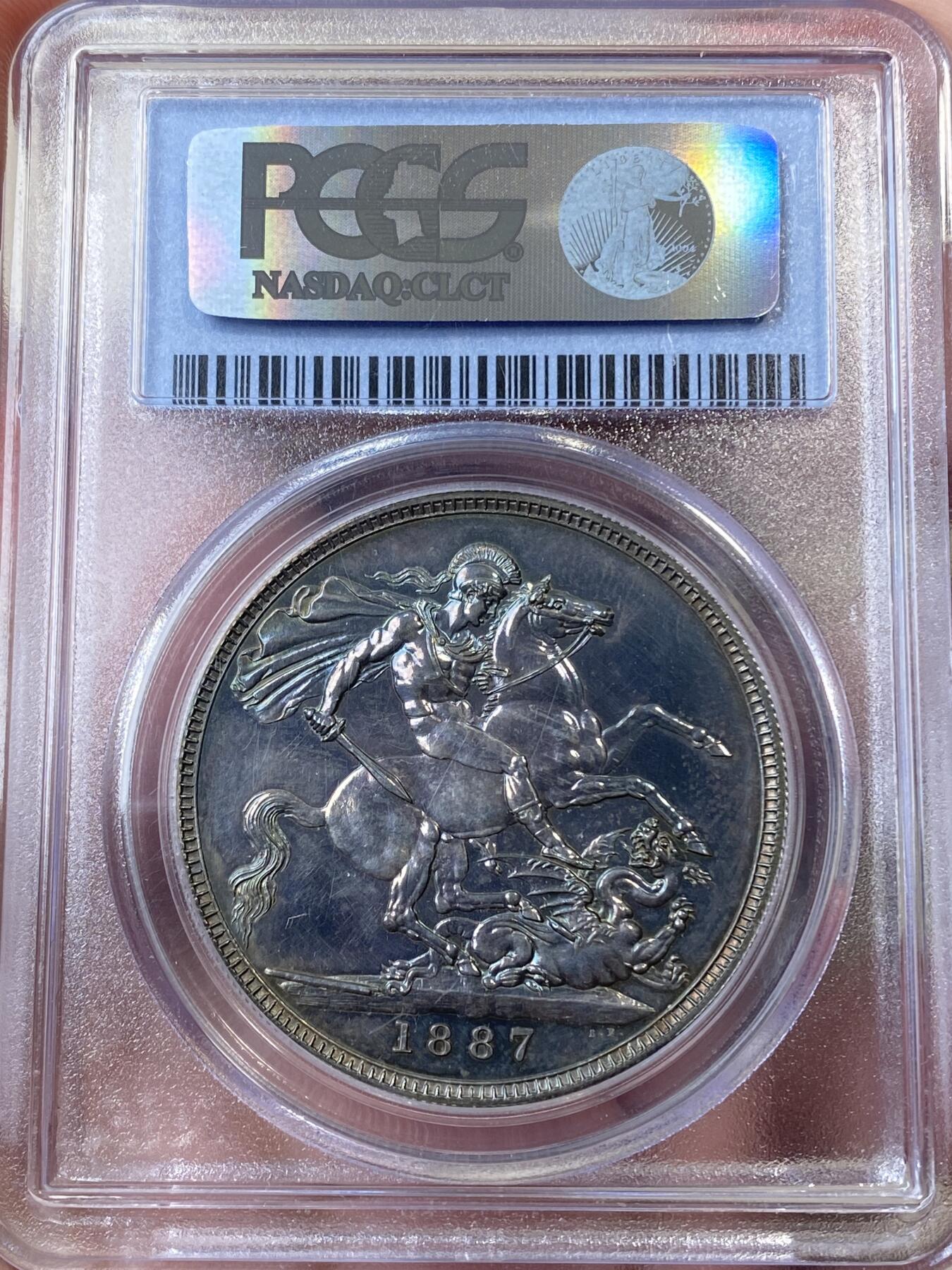 万国钱币拍卖第056期 PCGS PR62 1887英国维多利亚女王高冠马剑精制克朗  发行量仅1084枚的精制马剑 与爱七Matte和乔五木马相比依旧保留了古典时代的韵味 而精制工艺也达到了巅峰水准 双面厚重乌云五彩 全镜面底板 PC老评水晶盒