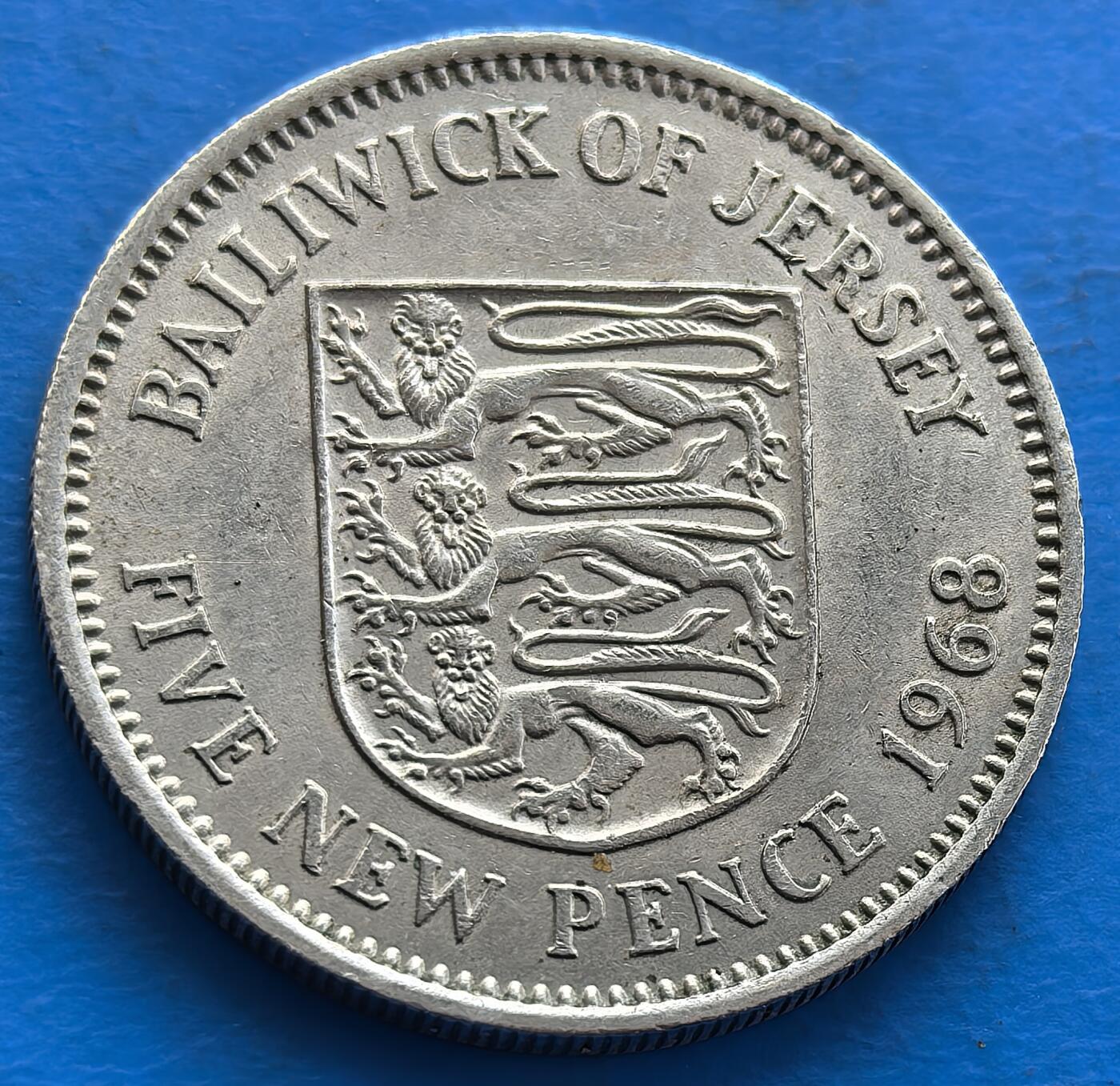 外国优质老铜币银币，周六九点倒数截拍，满百包邮，可寄存半年，喜欢朋友微信扫描二维码可直接参拍 泽西1968年5便士