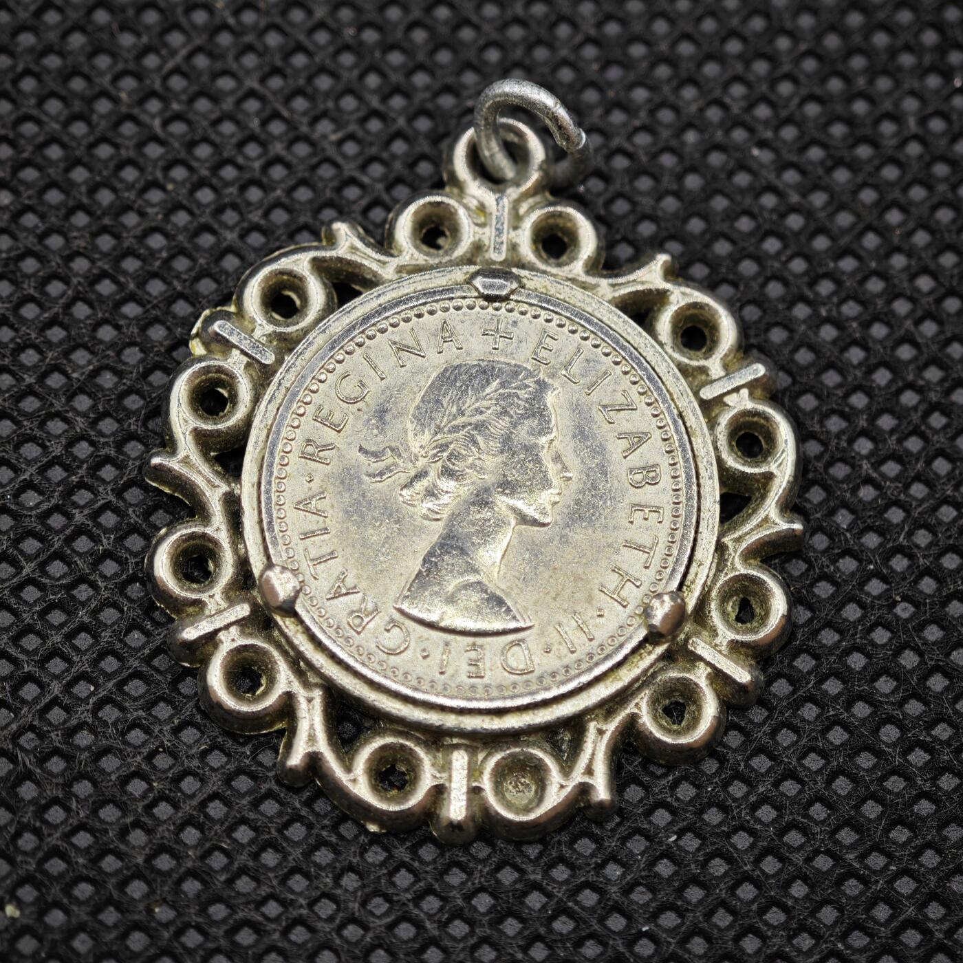 【淘币小摊】限时拍第八百一十六拍  纪念章场  满百包邮可预留两周  周一统一发货   英国幸运6便士吊坠直径30mm