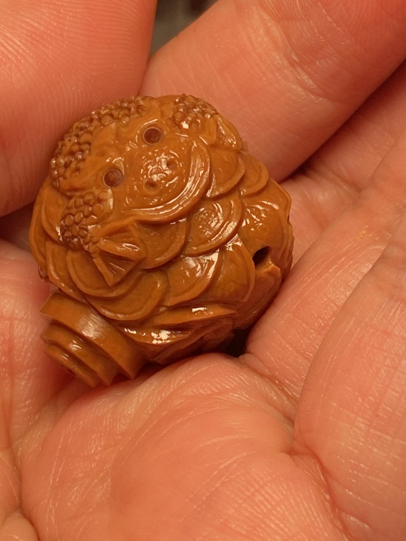 中国非物质文化遗产，苏工核雕 福利苏工核雕，纯手工雕刻，老苏工舟山村第一大金蟾三通，个性十足，等待有缘人，市场无同款，尺寸2。7x2.85喜欢的来