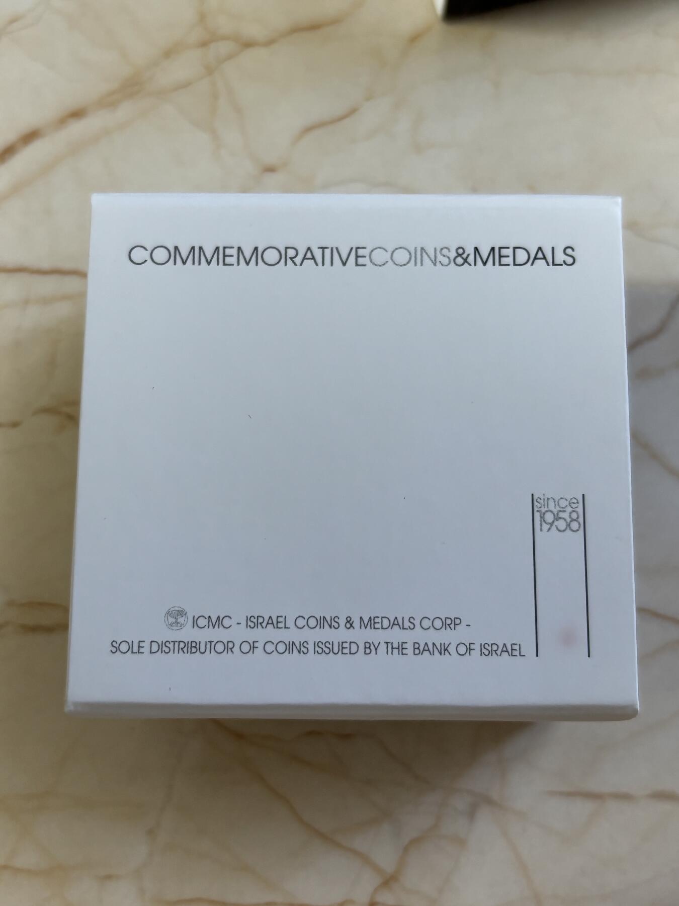 第183期拍卖 以色列2012年圣经系列美吉多山2新谢克尔PROOF银币NGC PF69UC，发行量3000枚，999银。美吉多山是《圣经·启示录》中世界末日善与恶最终决战之地，正面设计陶壶和山谷，通过透视图技法，尤其是山谷及通向内部的栈道，给人一种向里走的感觉，在二维平面银币表现出三维立体効果。原盒证封齐全。