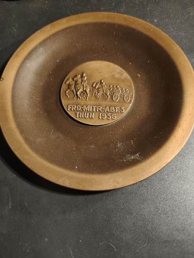 老王徽章第167期 - 瑞士图恩1956马拉火炮竞赛铜章    镶嵌在碗底座     直径13cm.    重量279g