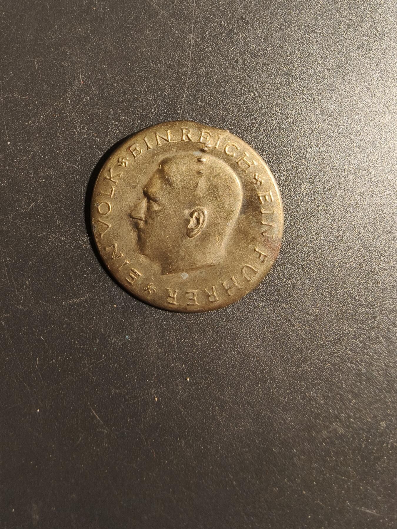 老王徽章第167期 德三小胡子（一个民族，一个帝国，一个元首）口号证章