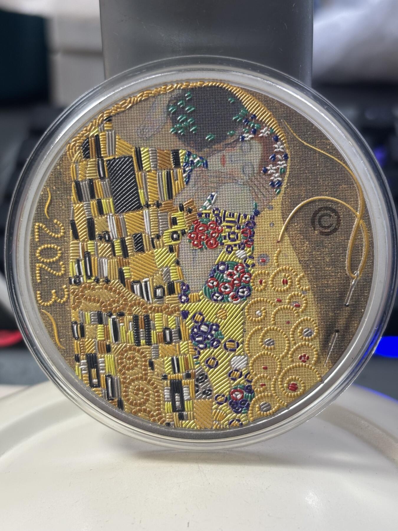 第184期拍卖 帕劳2023年刺绣系列首枚克里姆特吻3盎司纪念彩色银币，999银，发行499枚