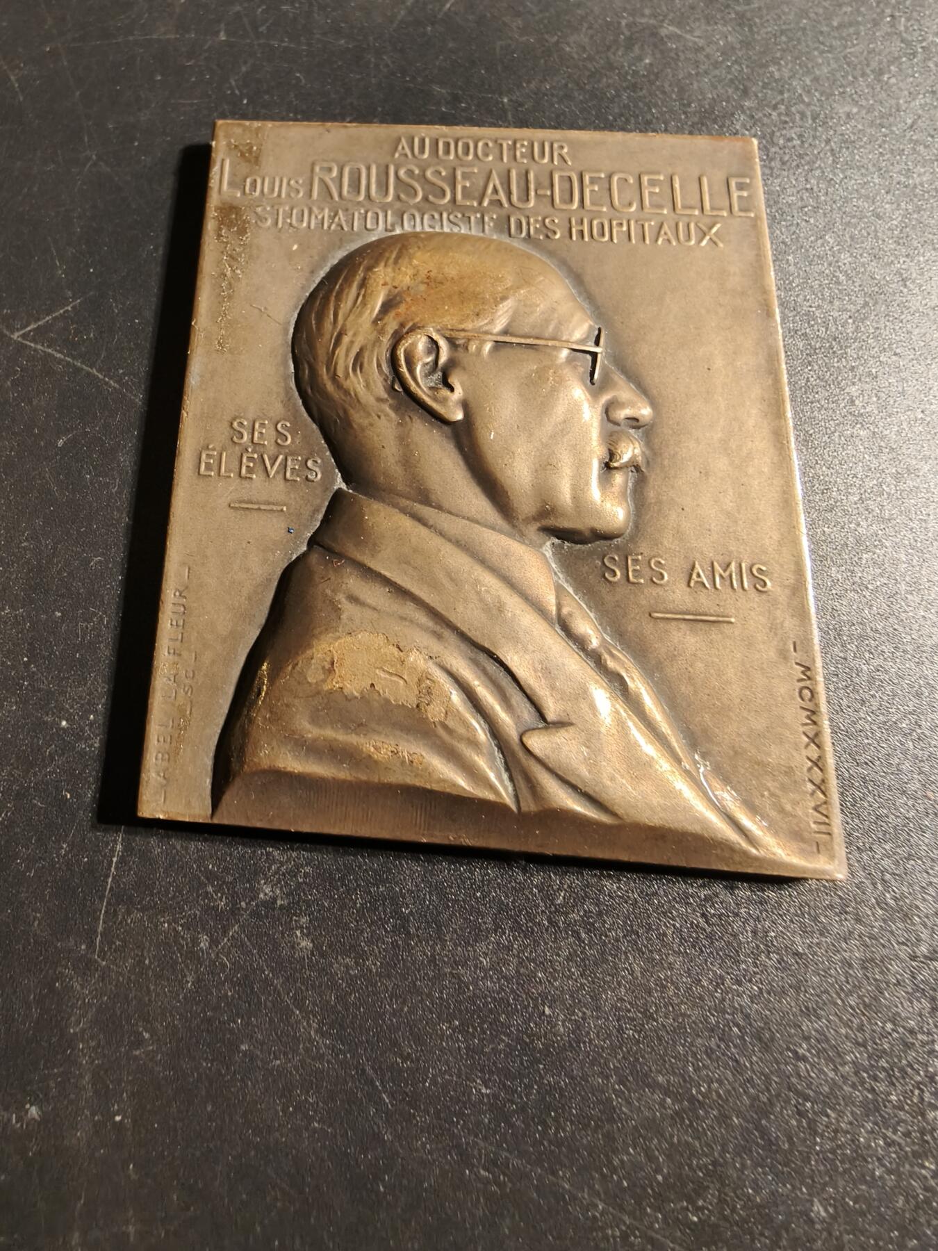 老王徽章第167期 法国口腔科专家路易·卢梭-德塞勒教授方形大铜章    高浮雕    尺寸51×66mm.    重量119.2g