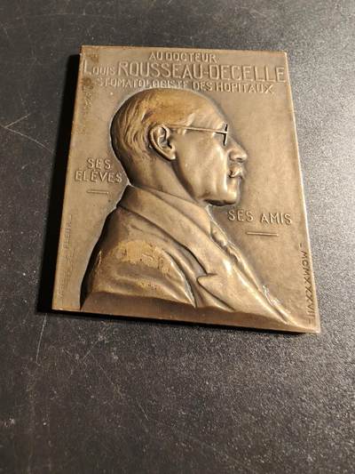 老王徽章第167期 - 法国口腔科专家路易·卢梭-德塞勒教授方形大铜章    高浮雕    尺寸51×66mm.    重量119.2g