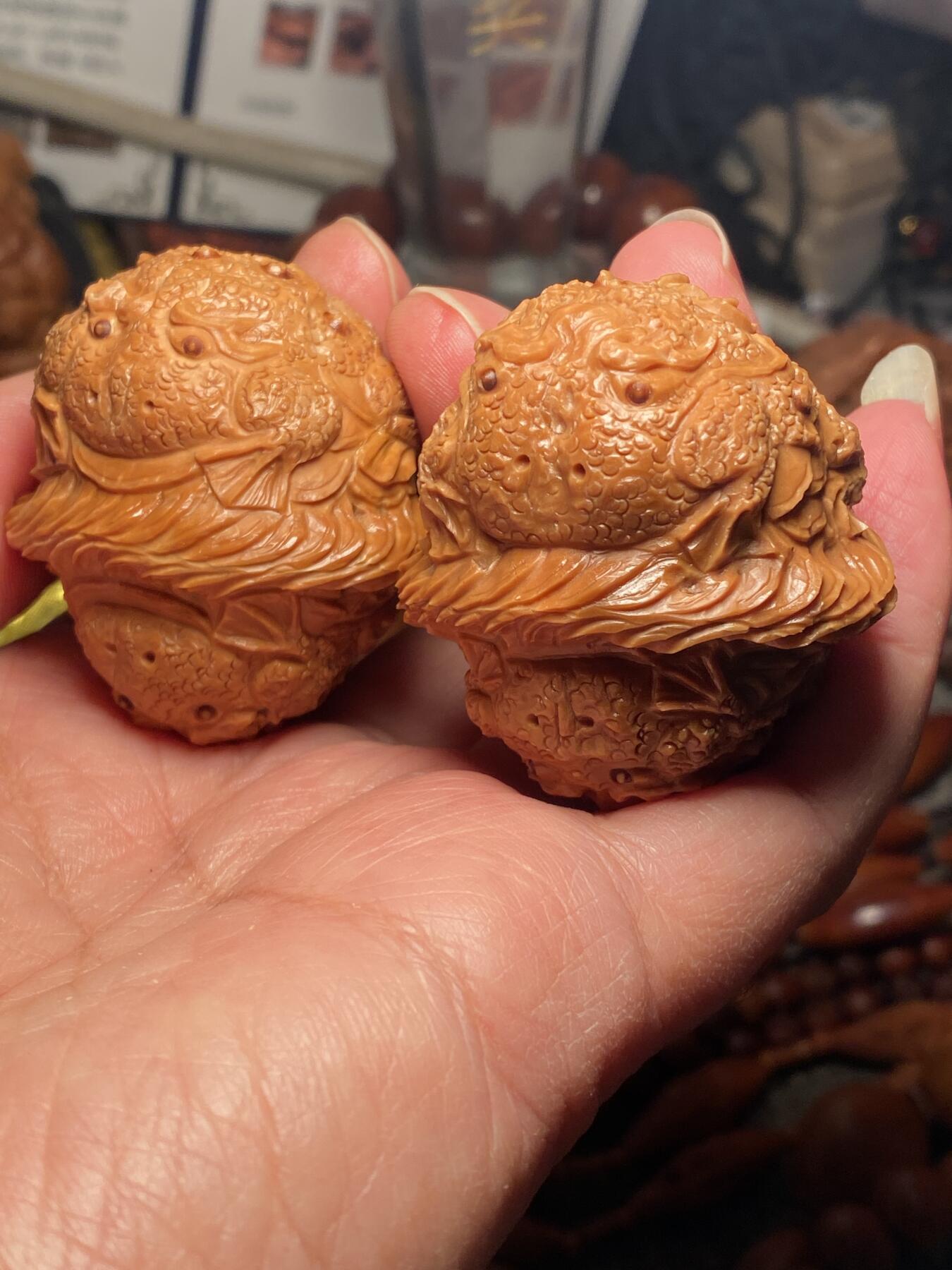 中国非物质文化遗产，苏工核雕 福利苏工核桃雕纯手工雕刻，老苏工招财进宝，蛤蟆，个性十足，表情丰富，等待有缘人，市场无同款，尺寸4。3喜欢的来