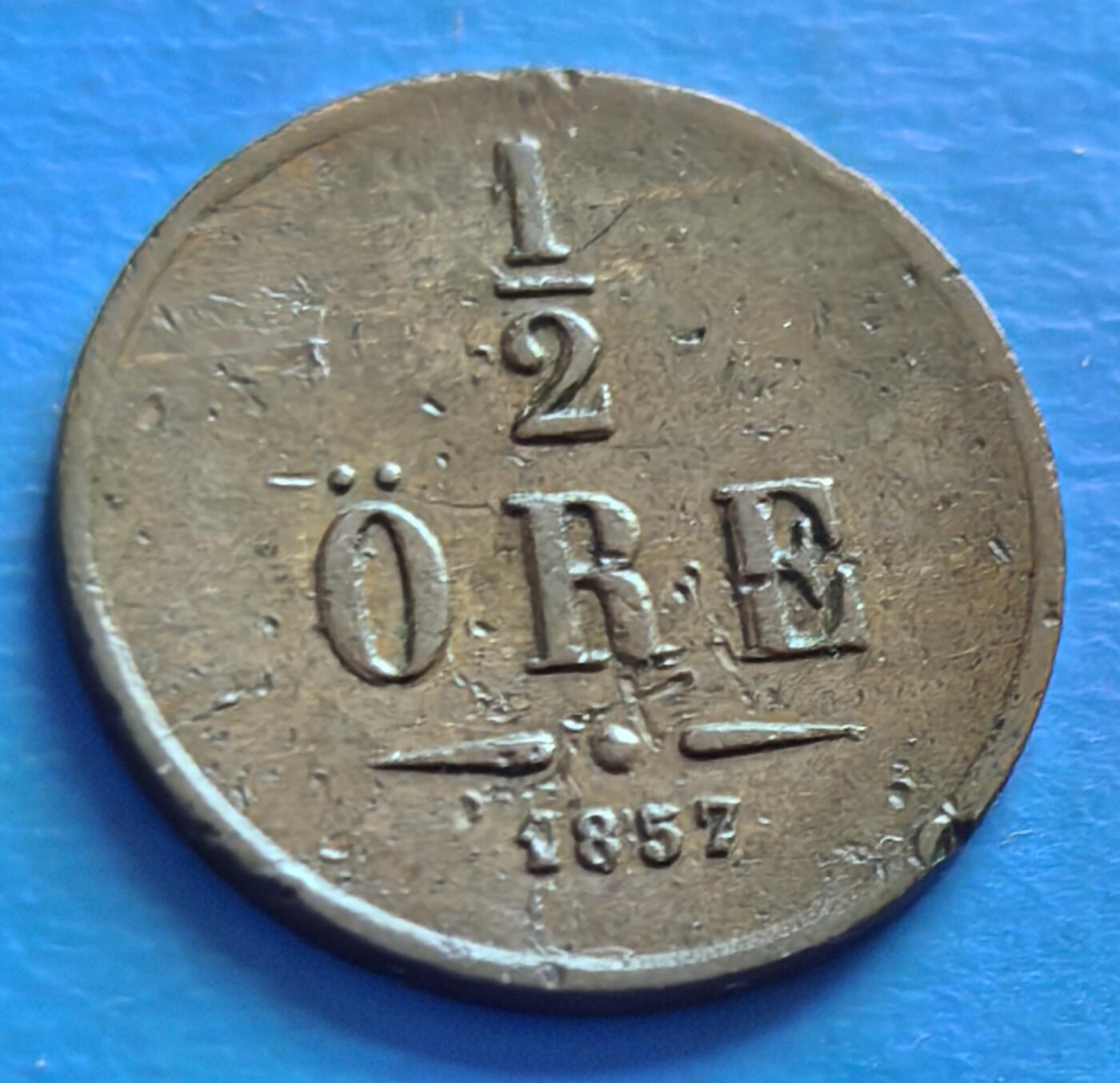 外国优质老铜币银币，周六九点倒数截拍，满百包邮，可寄存半年，喜欢朋友微信扫描二维码可直接参拍 少见瑞典1857年1/2欧尔