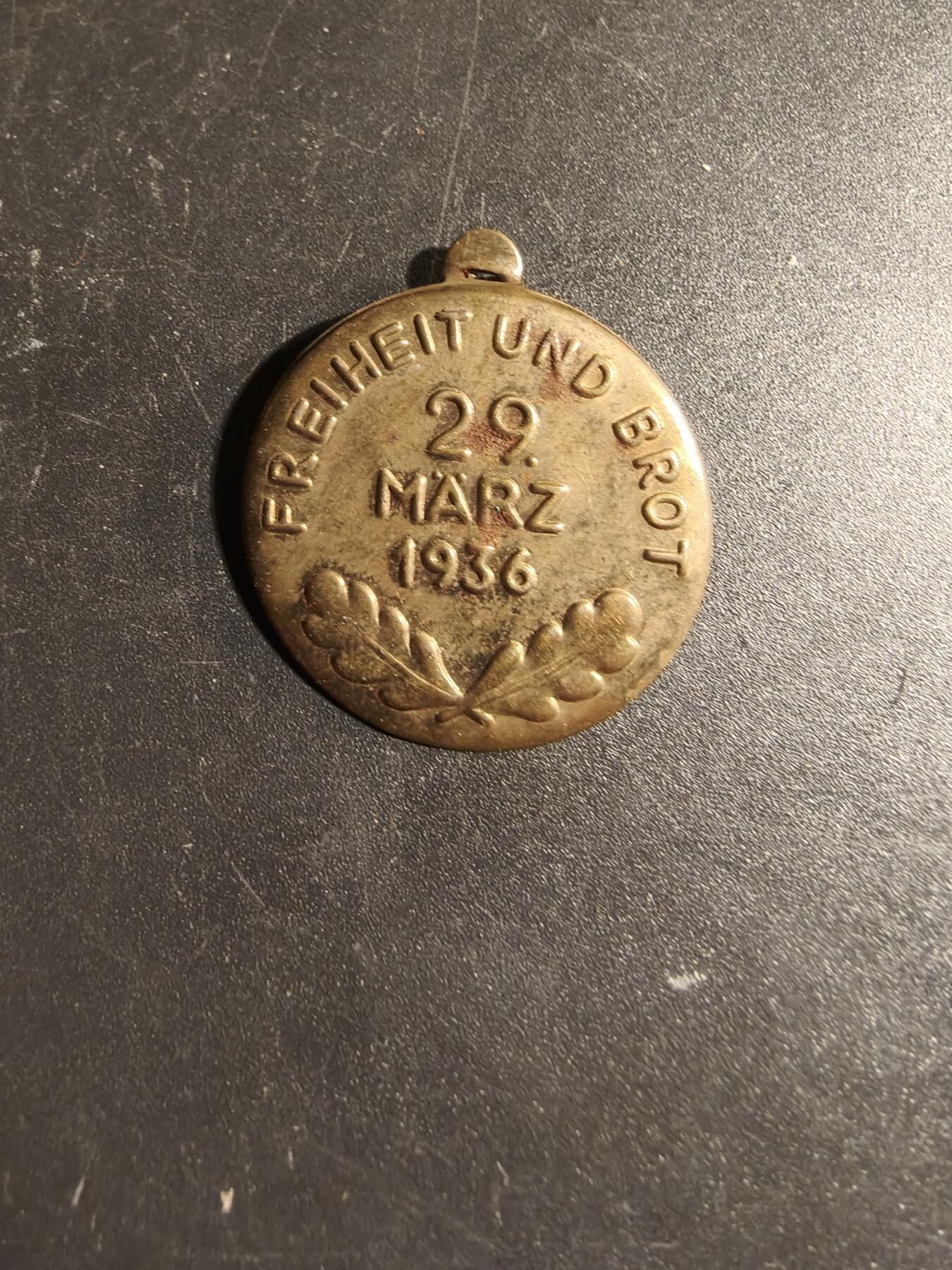 老王徽章第167期 德三1936“自由与面包”口号证章