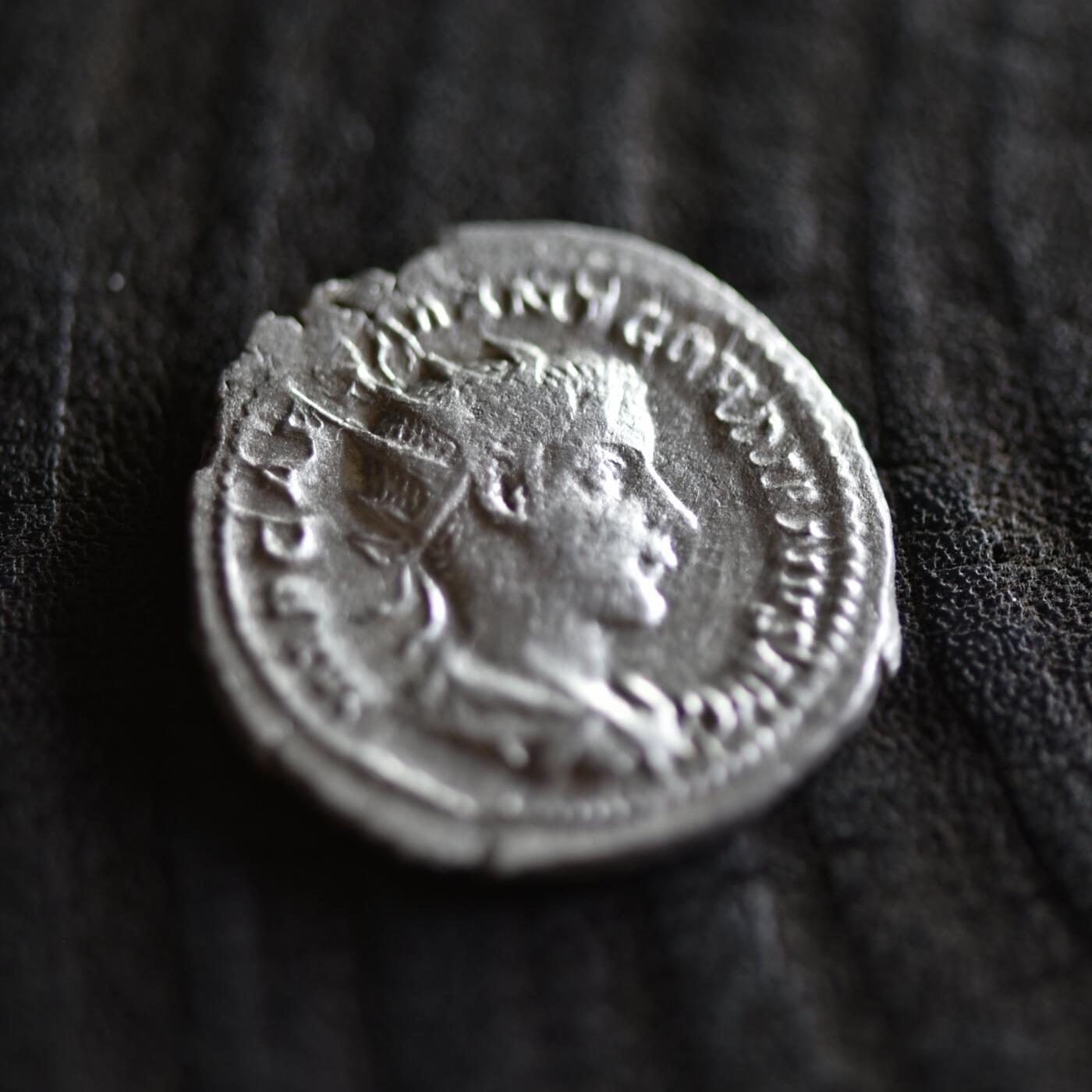 【良泉】【2025年最后一场】12月18日晚19.30点开拍！188组【直播场】西方古代钱币、丝路杂项、印章！ 公元238-239年【古罗马】戈尔迪安三世，背和平女神，铭文PAX AVGVSTI（和平的奥古斯都）安敦尼银币，3.02克