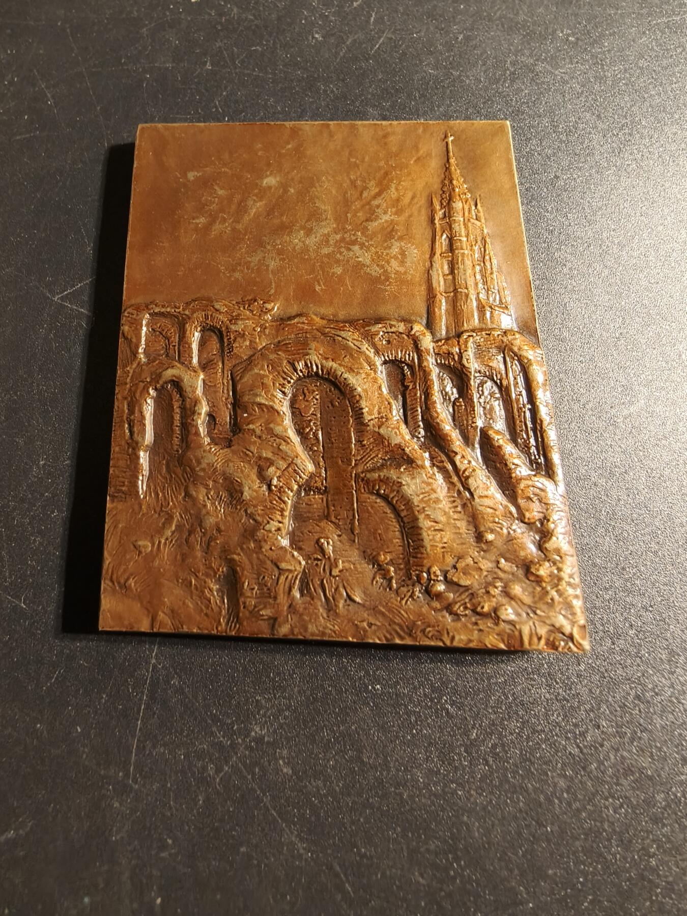 老王徽章第167期 法国传统女性方形纪念章     高浮雕     尺寸48×63mm.    重量110.8g