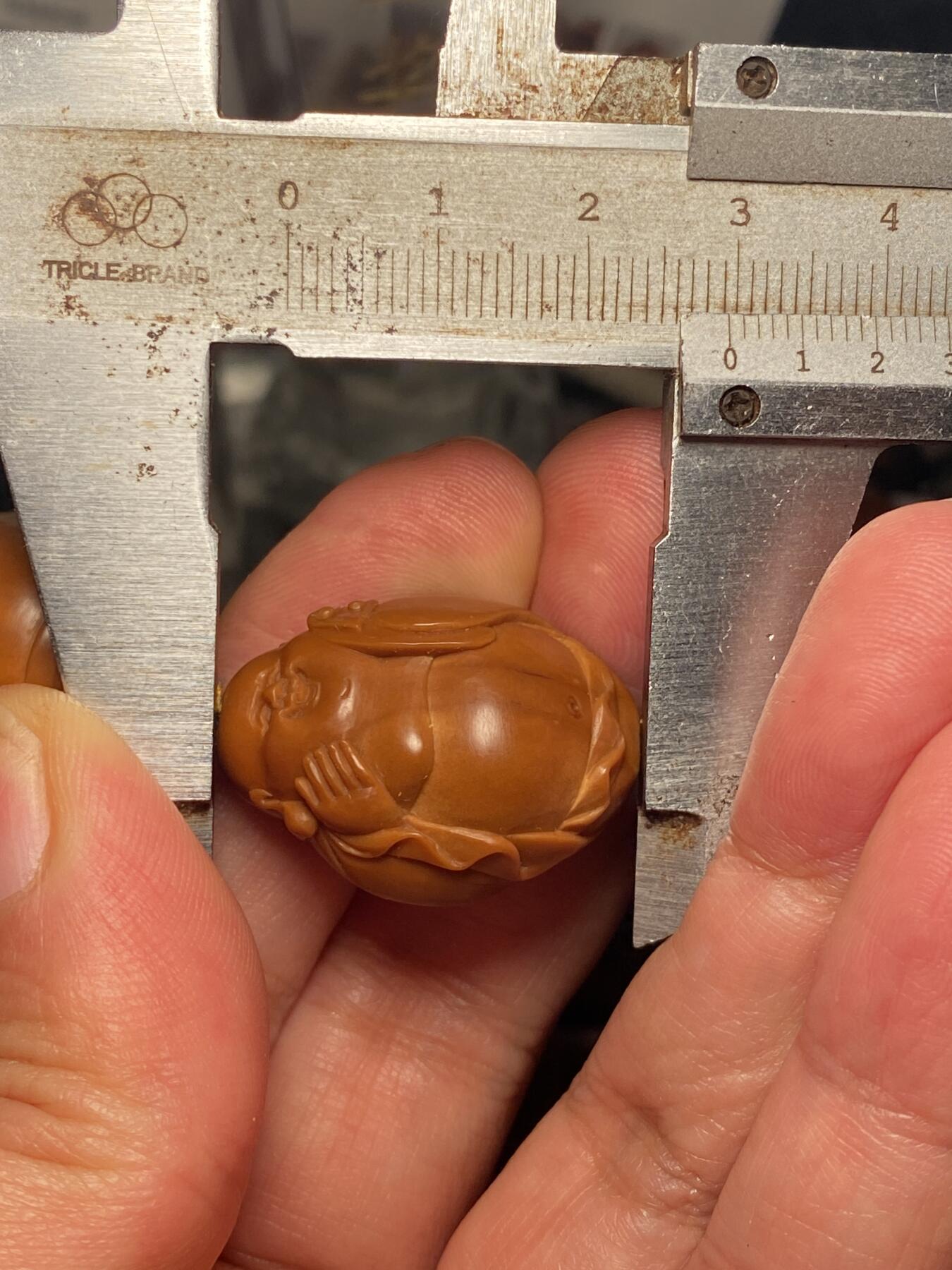 中国非物质文化遗产，苏工核雕 福利苏工核雕，纯手工雕刻，老苏工八宝弥勒，大尺寸，核质红，等待有缘人，市场无同款，尺寸2。3x2.9喜欢的来