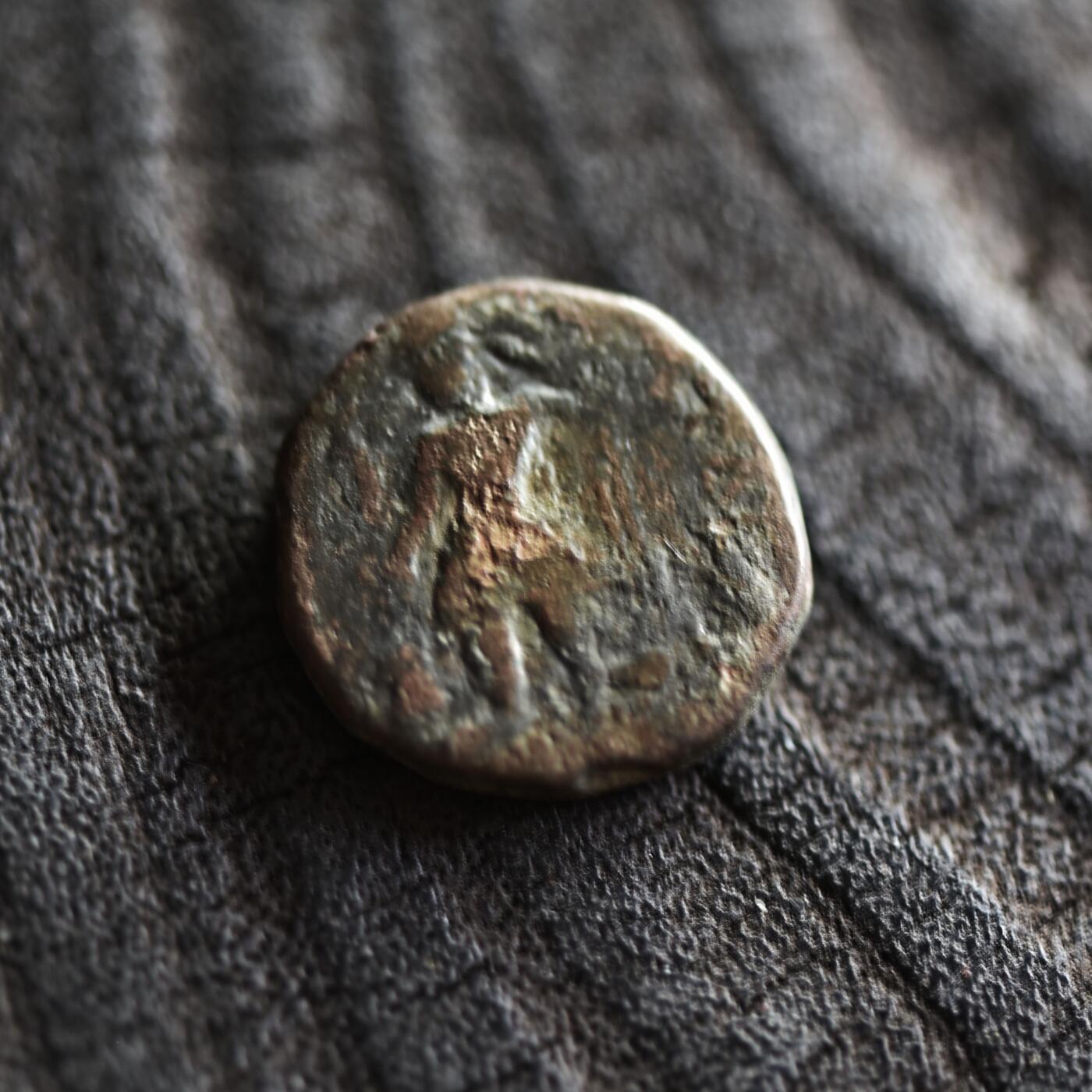 【良泉】【2025年最后一场】12月18日晚19.30点开拍！188组【直播场】西方古代钱币、丝路杂项、印章！ 佛教的三大护法王——迦腻色伽一世，公元128-158年【古印度】贵霜王朝，月神“玛奥”，一德拉克马铜币，4.68克