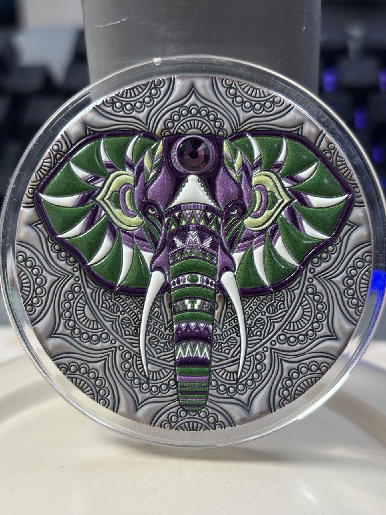 第184期拍卖 纽埃2019年曼陀罗黄金对称系列大象,2盎司高浮雕仿古镶嵌紫红施华洛世奇彩色银币.999银银价862，发行500枚