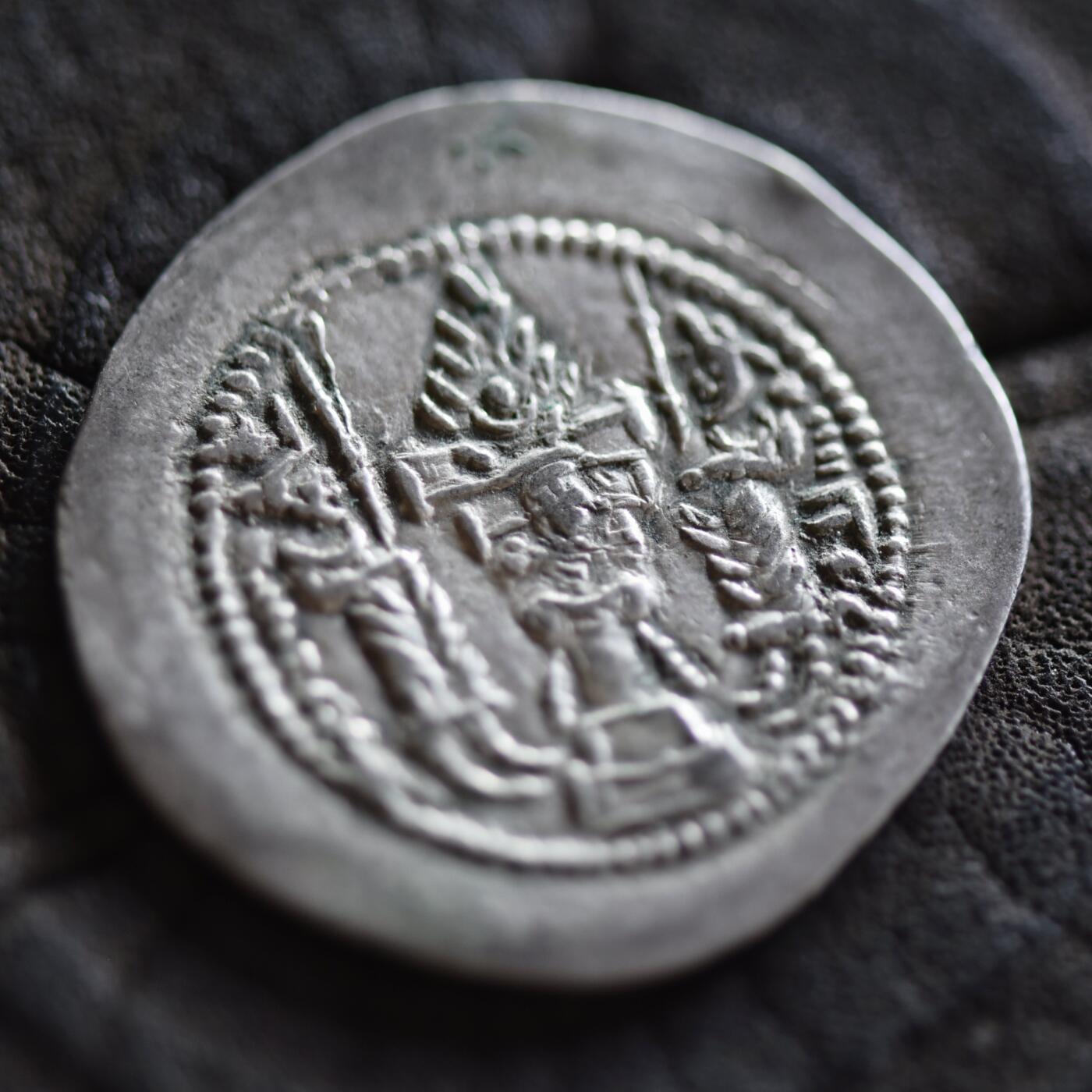 【良泉】【2025年最后一场】12月18日晚19.30点开拍！188组【直播场】西方古代钱币、丝路杂项、印章！ 【极美品】公元420-438年【波斯帝国】萨珊王朝，瓦赫兰五世【祭火坛头像版】一德拉克马，4.17克