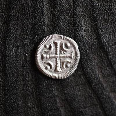 【良泉】【2025年最后一场】12月18日晚19.30点开拍！188组【直播场】西方古代钱币、丝路杂项、印章！ - 【极美品】公元1131-1141年【中世纪】匈牙利，阿尔帕德王朝国王——贝拉二世 第纳尔【微型】银币，0.33克