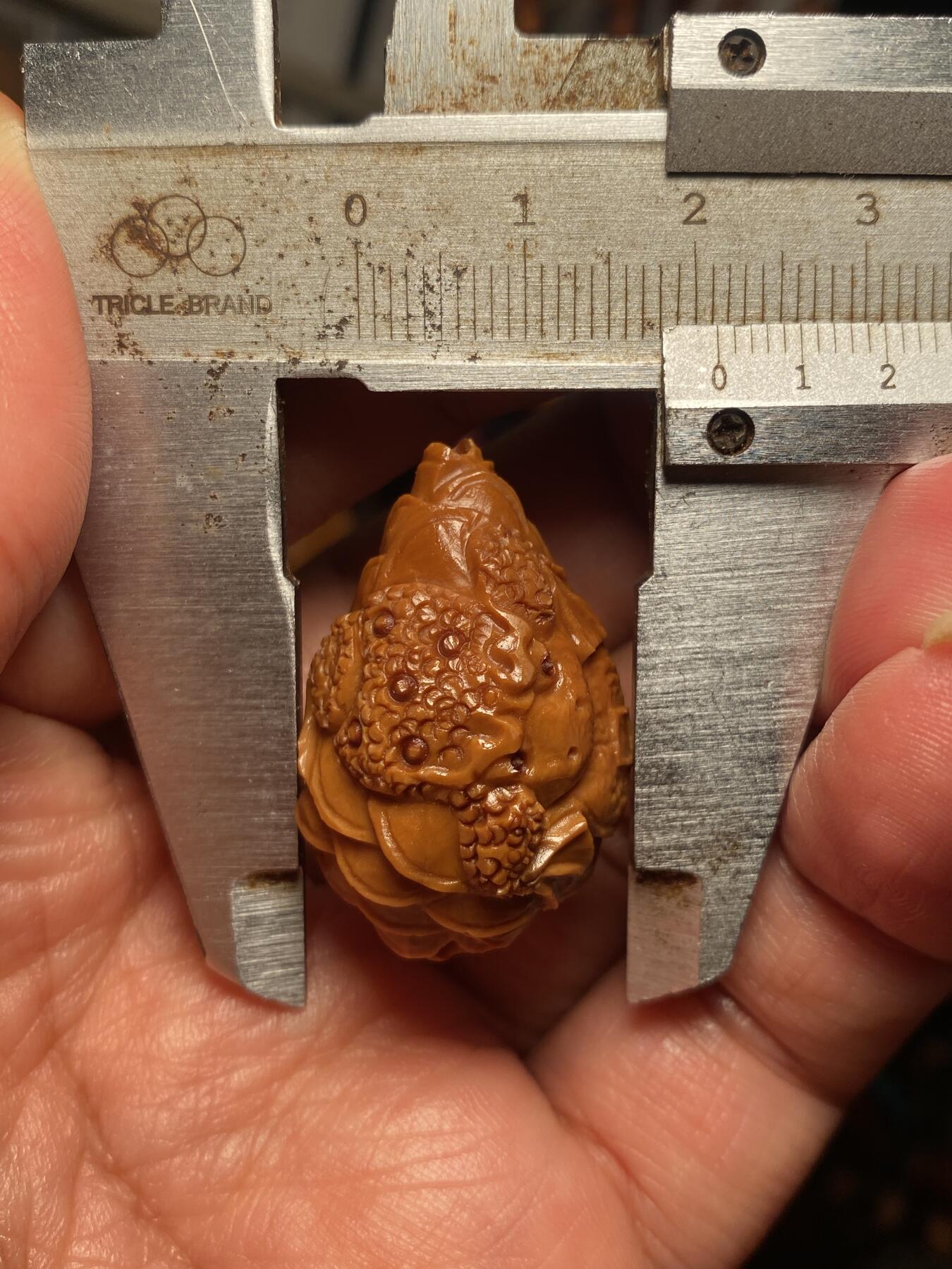 中国非物质文化遗产，苏工核雕 福利苏工核雕，纯手工雕刻，老苏工好运连连，招财进宝，金蟾，个性十足，等待有缘人，市场无同款，尺寸2。15x3.3喜欢的来