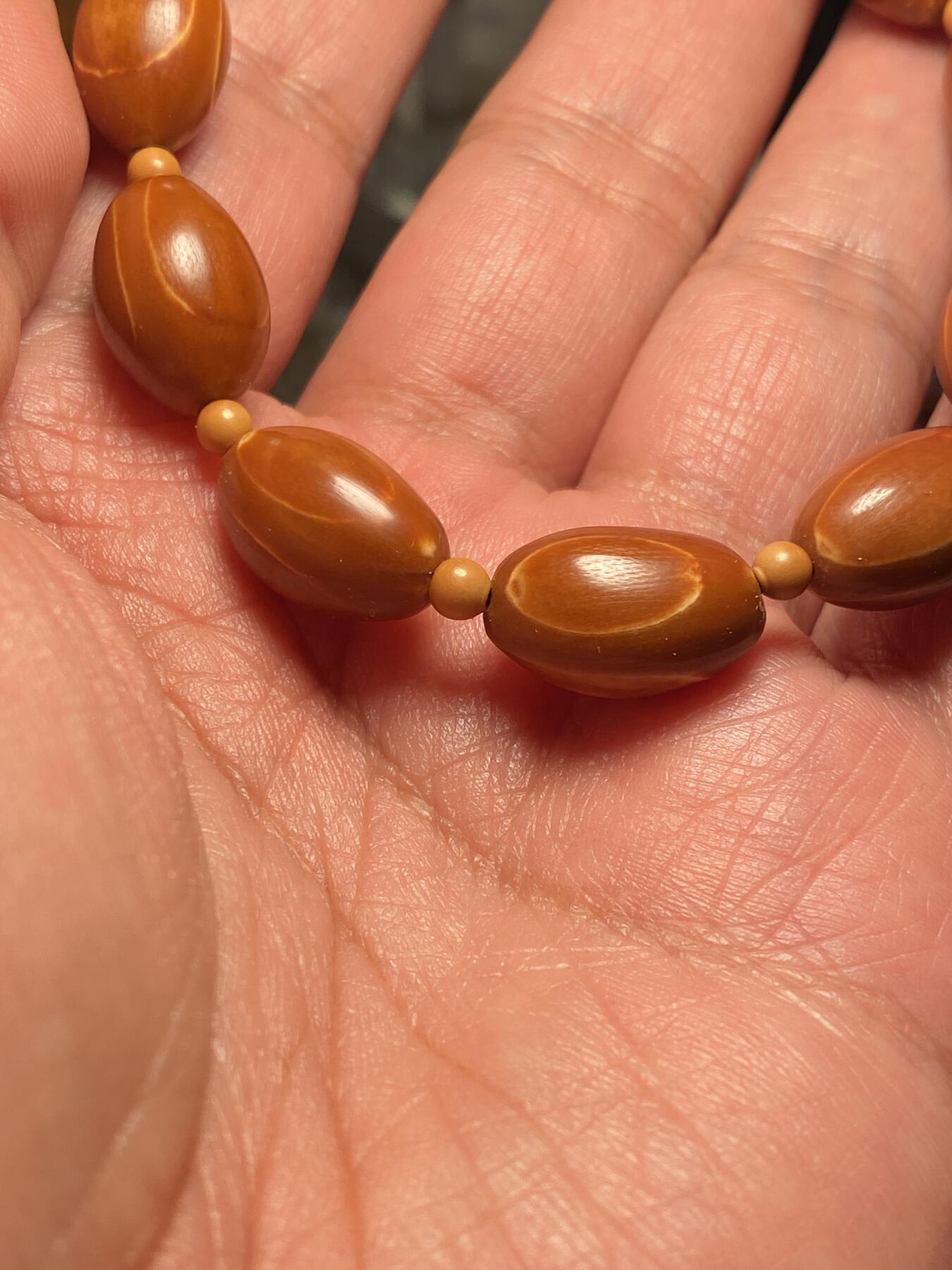 中国非物质文化遗产，苏工核雕 福利苏工核雕，小铁核小椭圆手串，等待有缘人，市场少见尺寸1。1x1.7左右喜欢的来