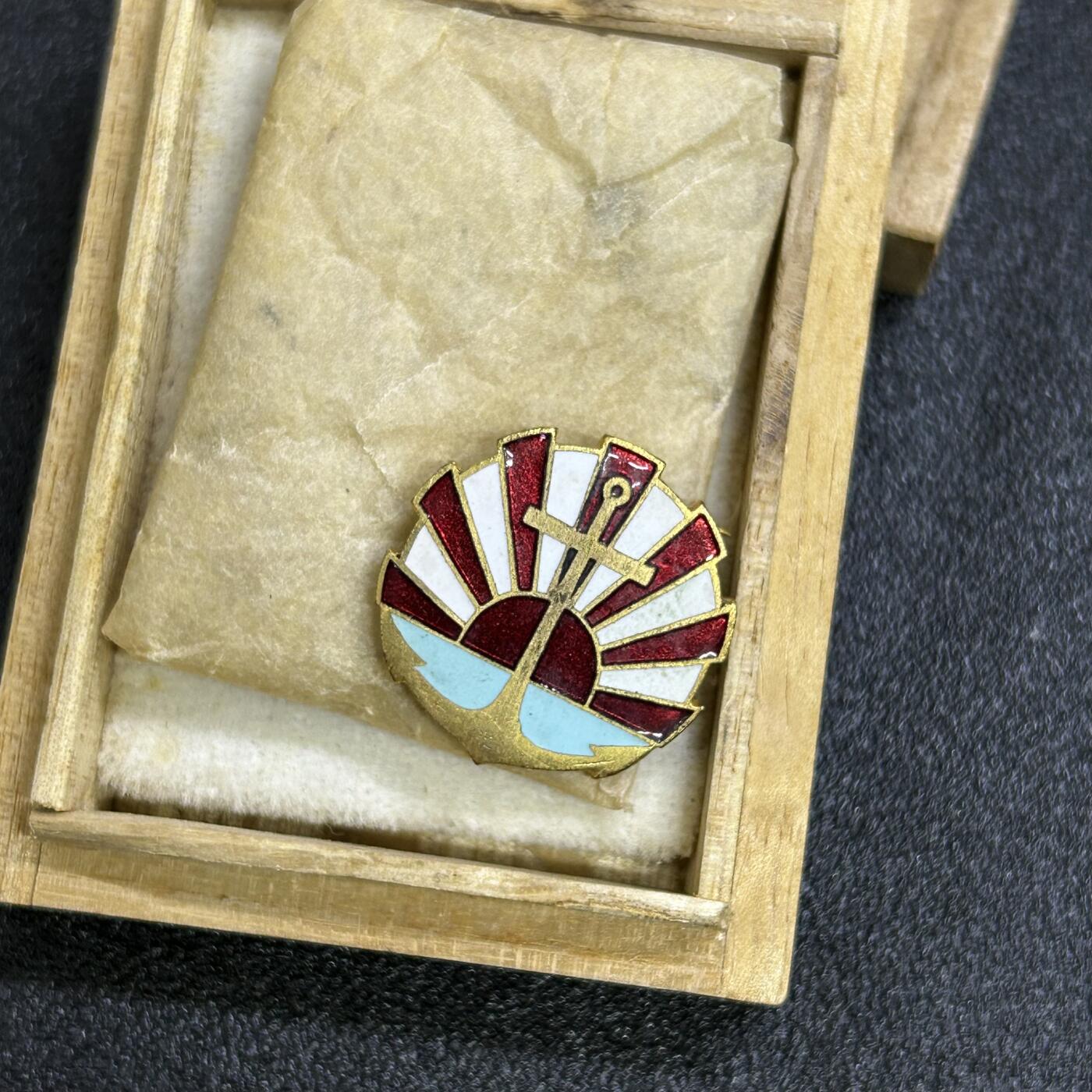 西秦中古拍卖第六十八期 不忘历史 抗战收藏 抗战时期日本海军协会证章 早期铜制 带原盒