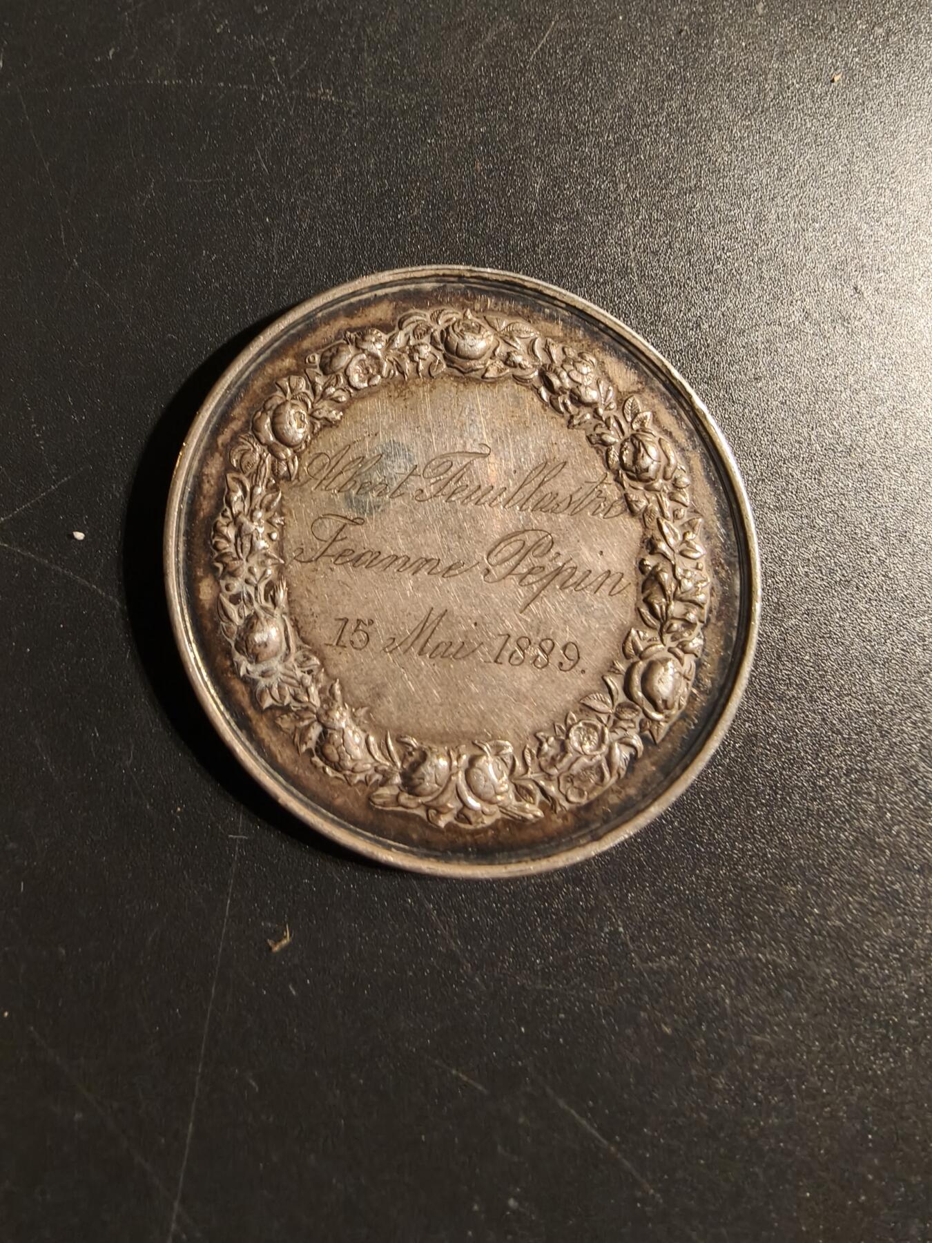 老王徽章第167期 法国银婚章    原盒     少见大尺寸版    950银带背铭1889年     直径42mm.    重量31.1g