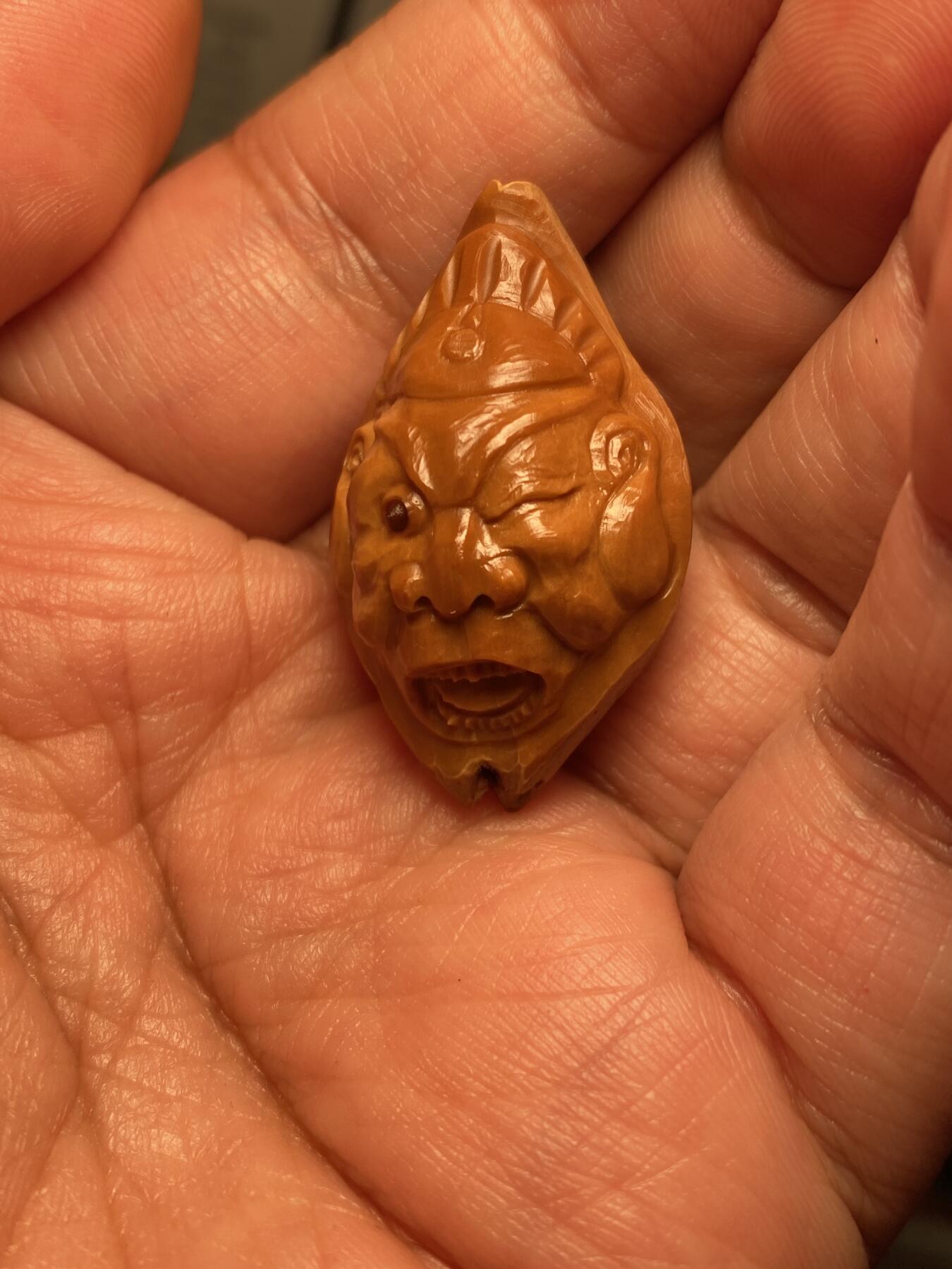 中国非物质文化遗产，苏工核雕 福利苏工核雕，纯手工雕刻，老苏工锦衣卫，个性十足，等待有缘人，市场无同款，尺寸2。35x3.6喜欢的来