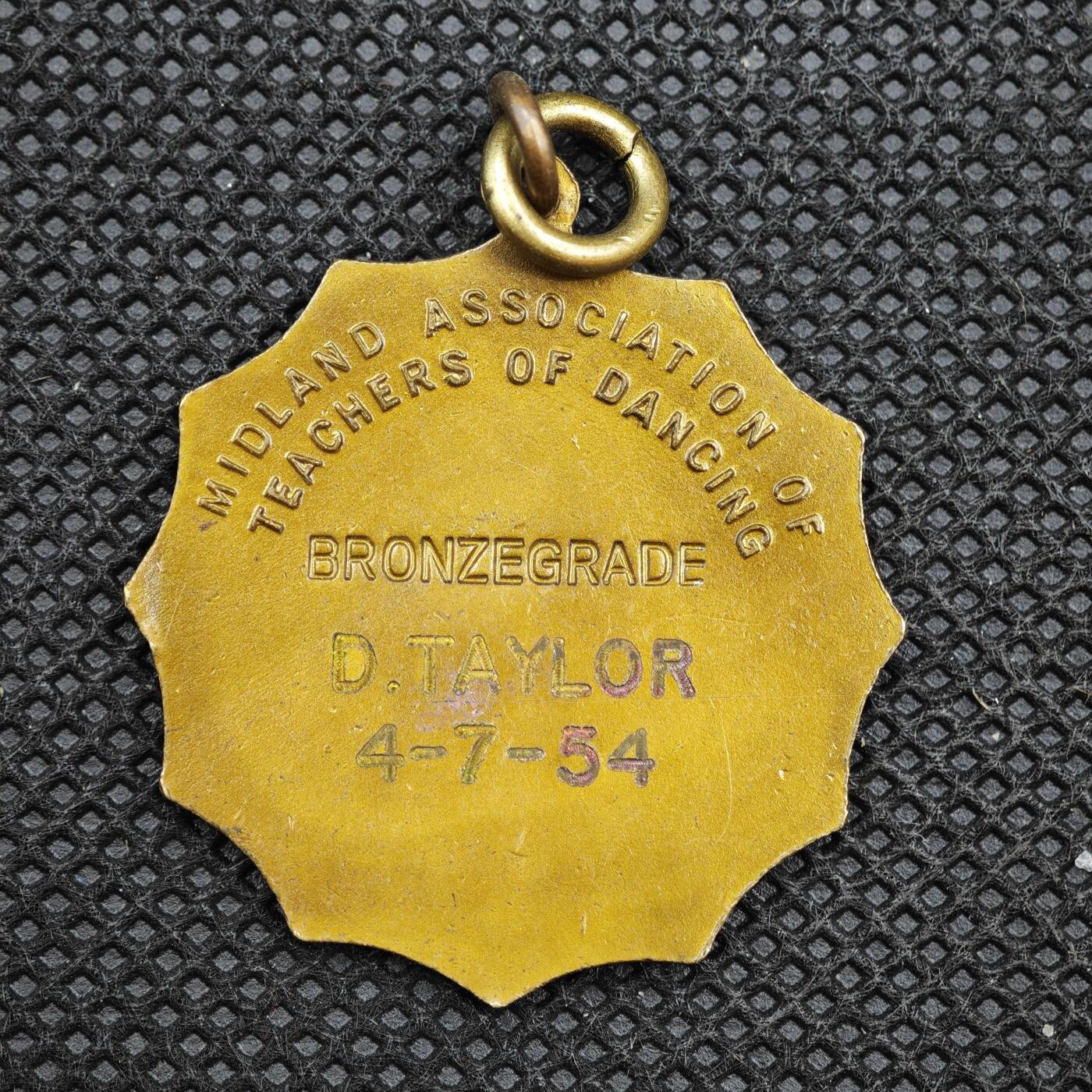 【淘币小摊】限时拍第八百一十六拍  纪念章场  满百包邮可预留两周  周一统一发货   1954年米德兰舞蹈教师协会铜级等级奖章直径32mm