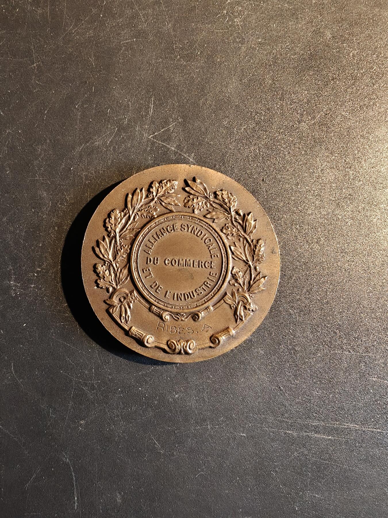 老王徽章第167期 法国工商业辛迪加联盟大铜章     大师里维特作品    直径46mm.     重量40g