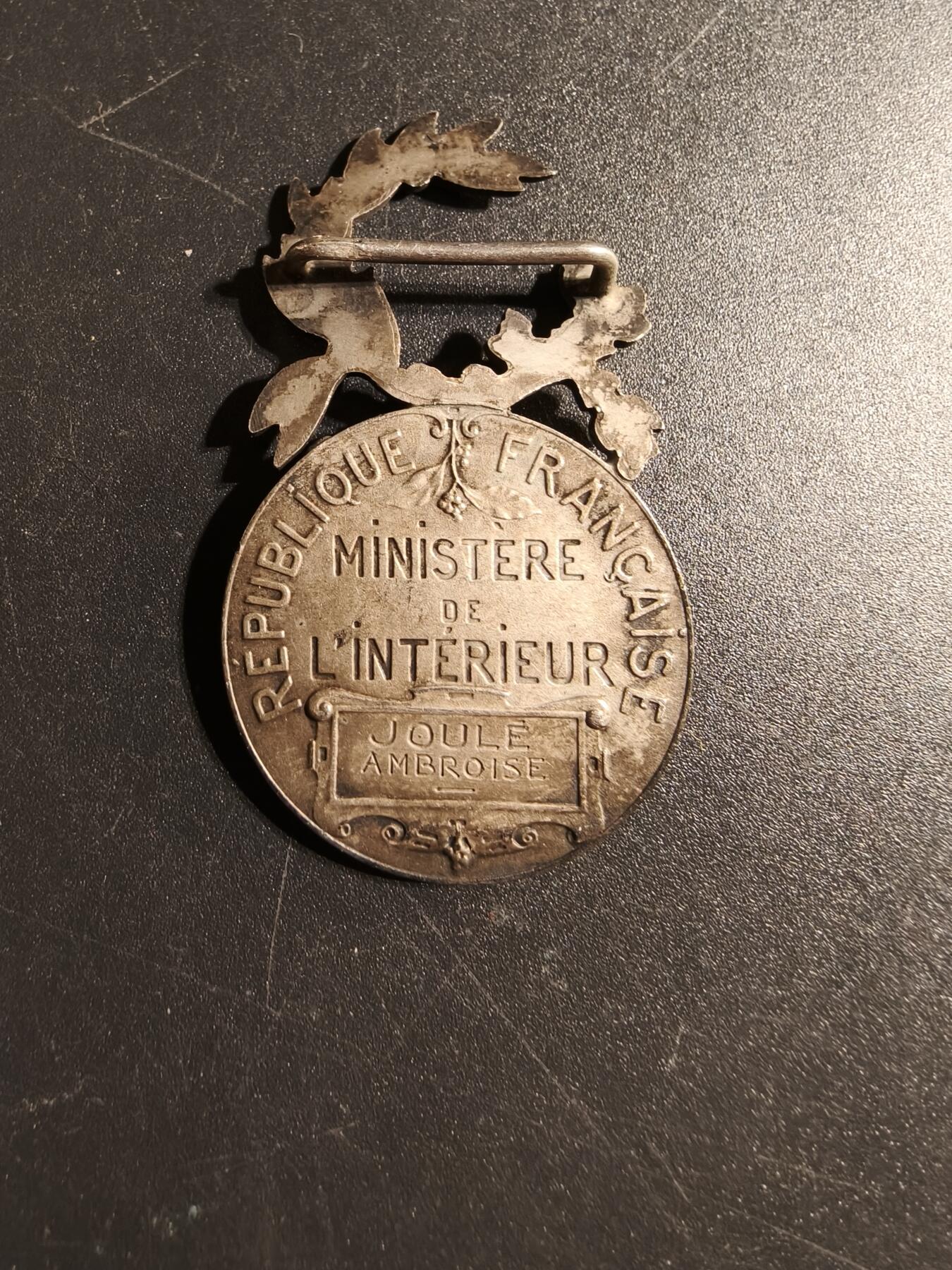老王徽章第167期 法国银级内务部服役奖章    银质    无绶带    12.8g     实发