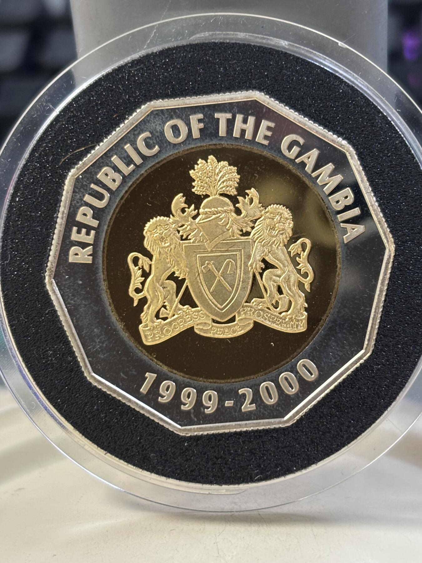 第184期拍卖 冈比亚2000年千禧年多边型纪念镀金银币，925银，28.28克，有氧化