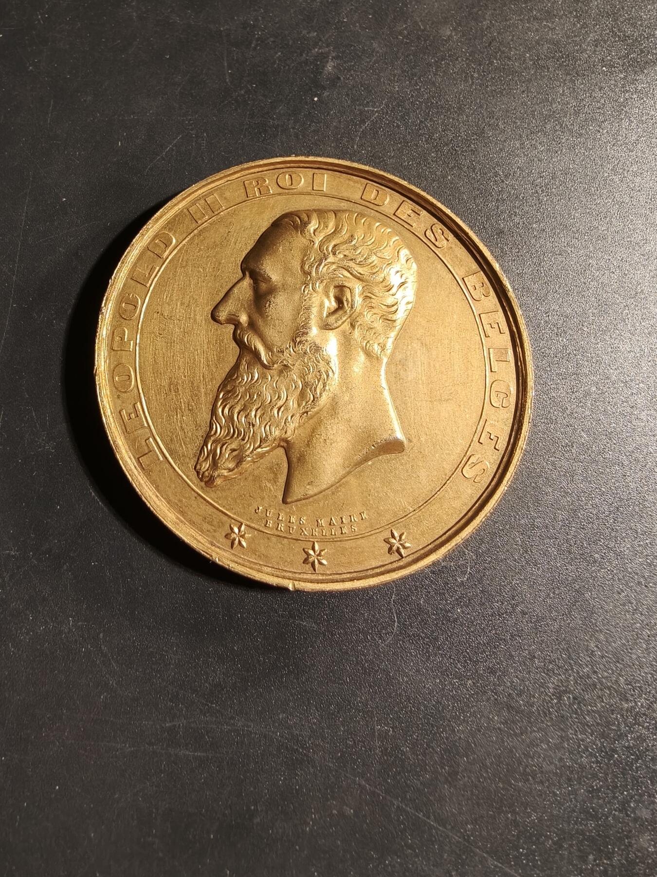 老王徽章第167期 比利时1897 年布鲁塞尔-特尔菲伦国际博览会镀金大铜章     正面为利奥波德二世国王头像     直径56mm.    重量73.3g