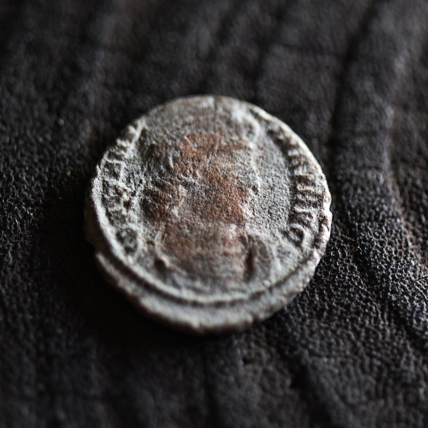 【良泉】【2025年最后一场】12月18日晚19.30点开拍！188组【直播场】西方古代钱币、丝路杂项、印章！ 公元337-361年【古罗马】君士坦提乌斯二世“士兵军旗”铜币，2.2克