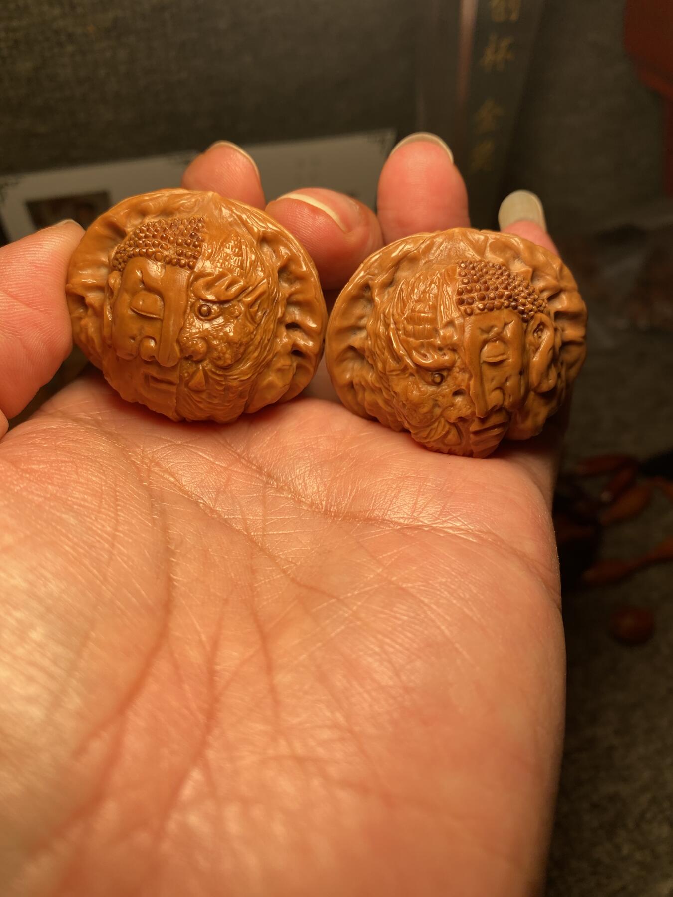 中国非物质文化遗产，苏工核雕 福利苏工核桃雕纯手工雕刻，老苏工佛魔一念，个性十足，表情丰富，等待有缘人，市场无同款，尺寸4。3喜欢的来