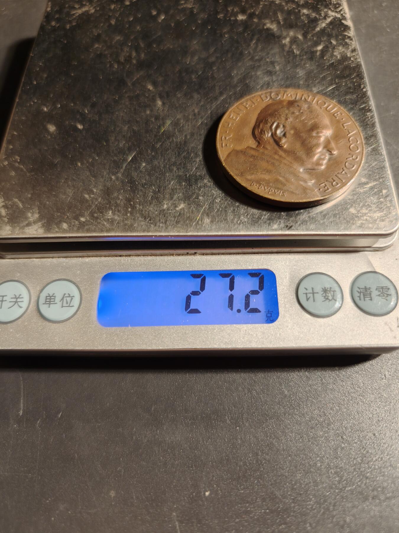 老王徽章第167期 法国苏雷兹学校大铜章     正面为法国著名政治家拉克代尔     直径36mm.    重量27.2g