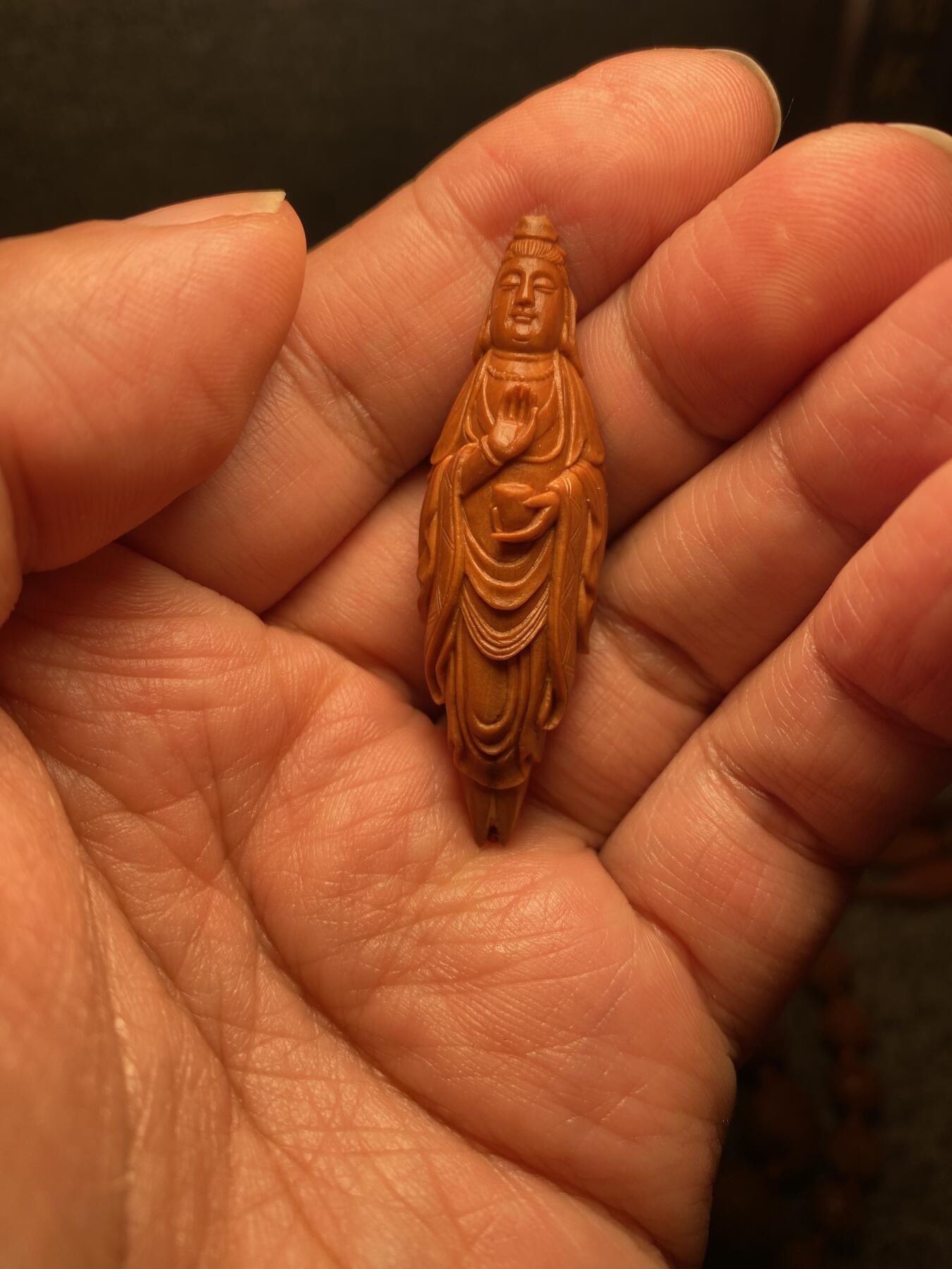 中国非物质文化遗产，苏工核雕 福利苏工核雕，纯手工雕刻，老苏工精品观音姐姐，个性十足，等待有缘人尺寸1。65x5.3喜欢的来